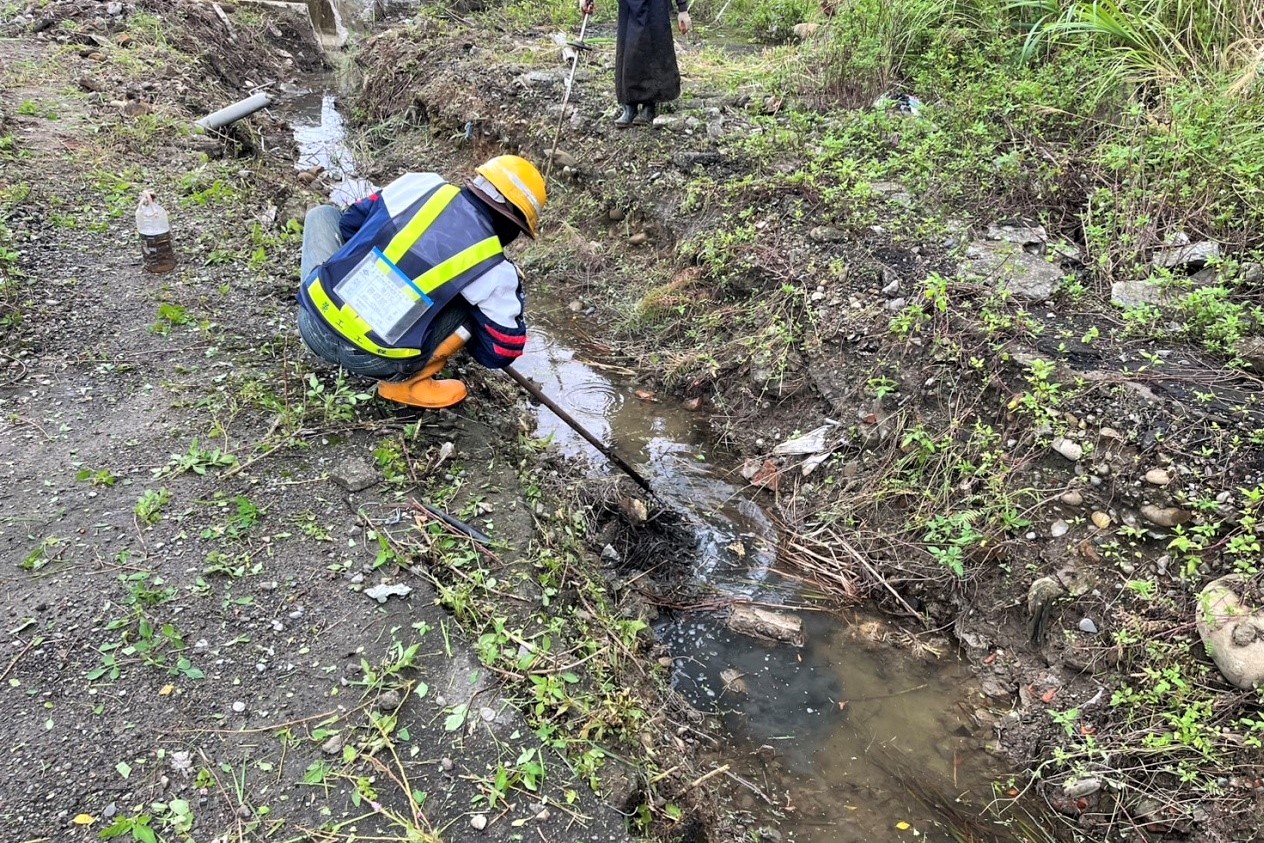 定期進行溝渠、水路清淤，塭仔圳防汛工作全面整備。新北市地政局提供
