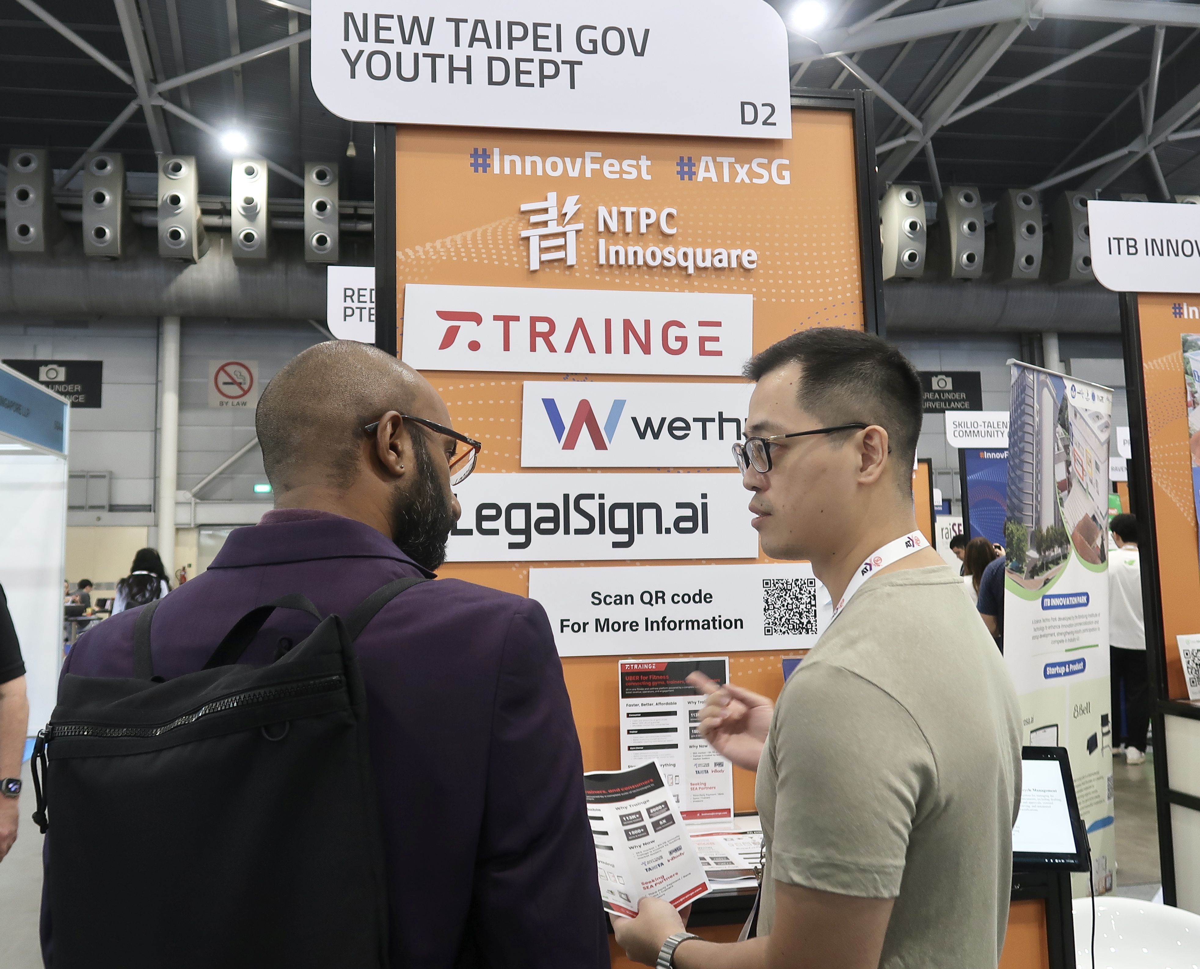 創鐸執行長 Karl 紀維綱(圖右一)在新加坡  Asia Tech x Singapore 2024 和各國創業者交流。