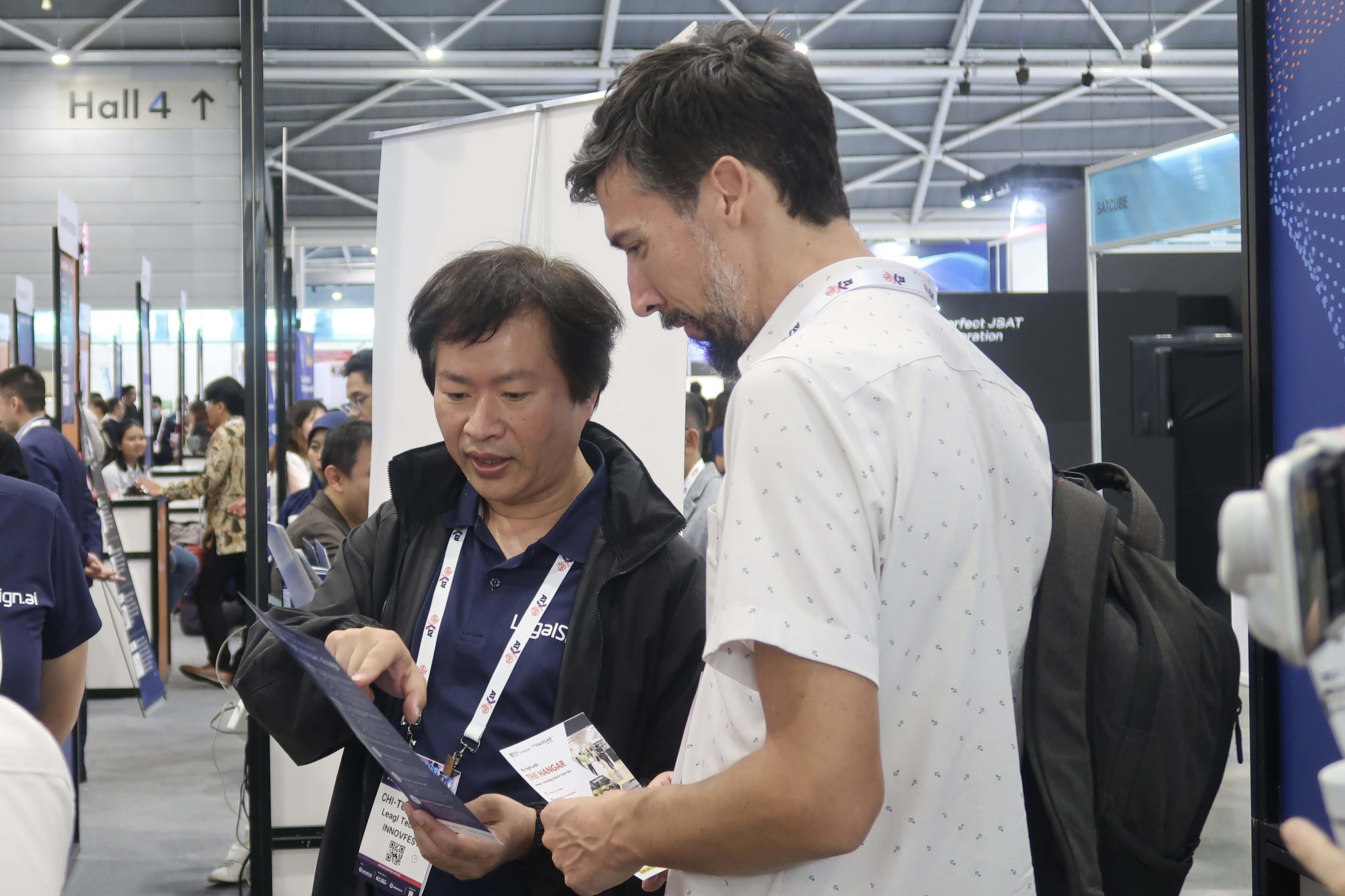 律果科技執行長 Steven 陳啟桐(圖左一)在新加坡  Asia Tech x Singapore 2024 和各國創業者交流。