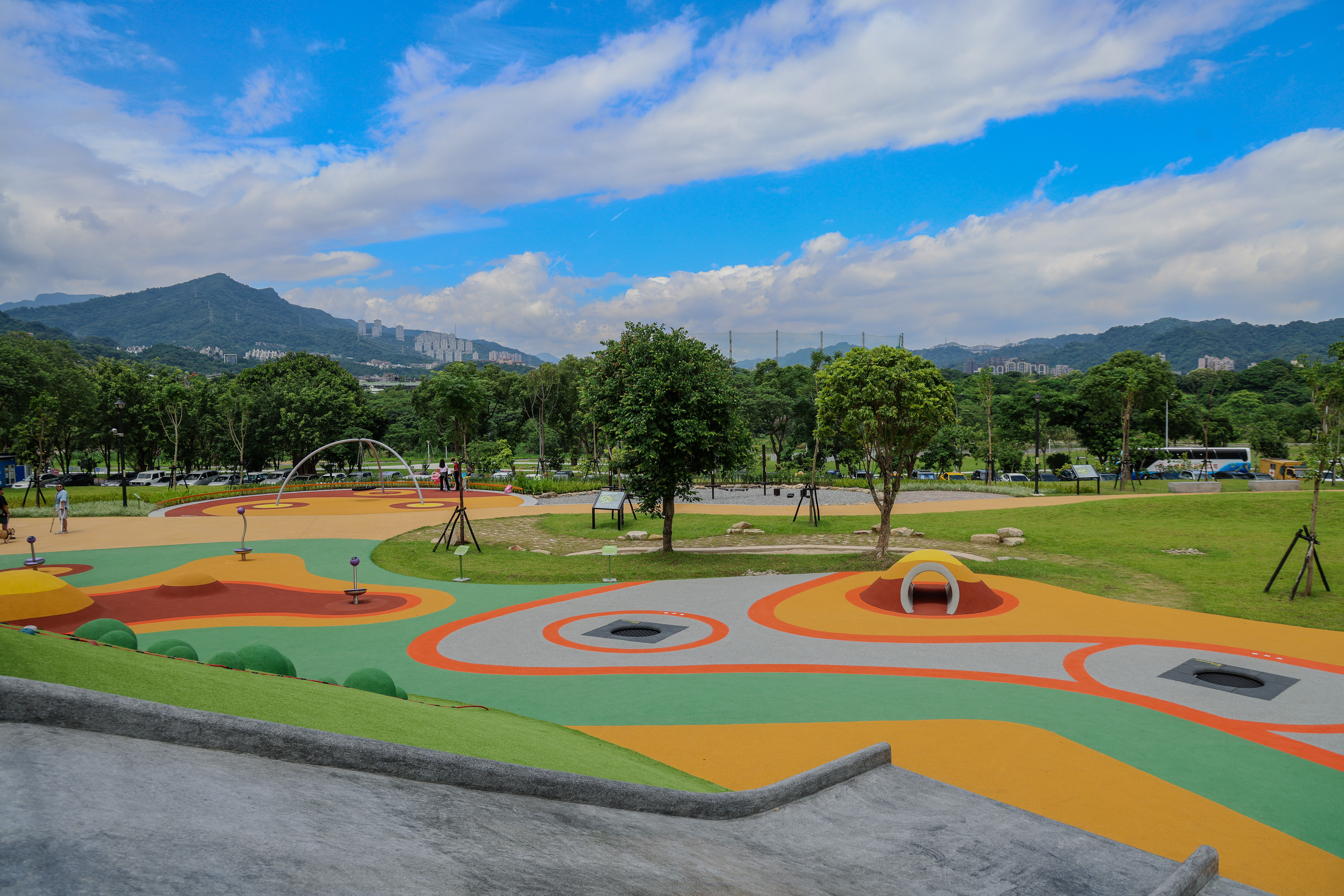 親子夢遊天地遊戲場佔地約1.7公頃，座落在親情停車場及河濱公園自行車道間。