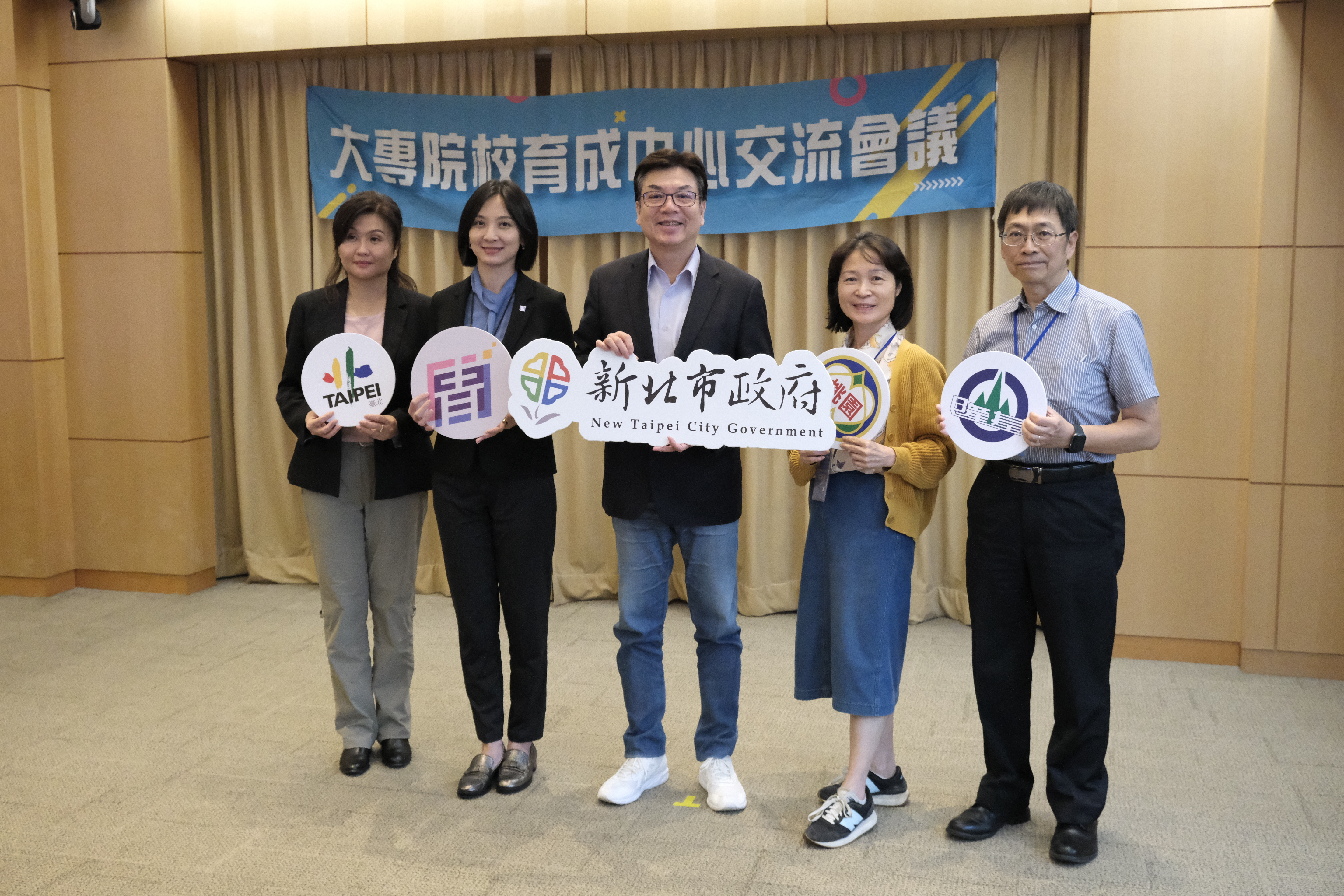 113年第一次北區大專院校育成中心交流會議劉和然副市長與基北北桃四縣市地方政府代表於會中分享青年創業措施。