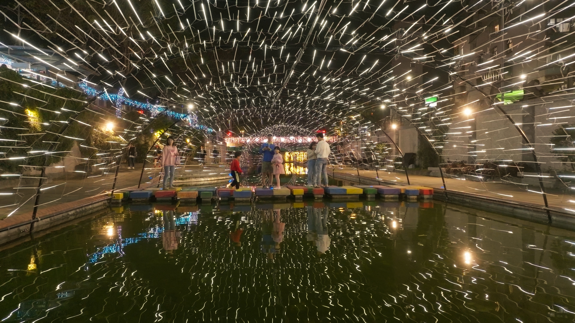 以流動光束燈與水影相輝映呈現繽紛夢幻效果