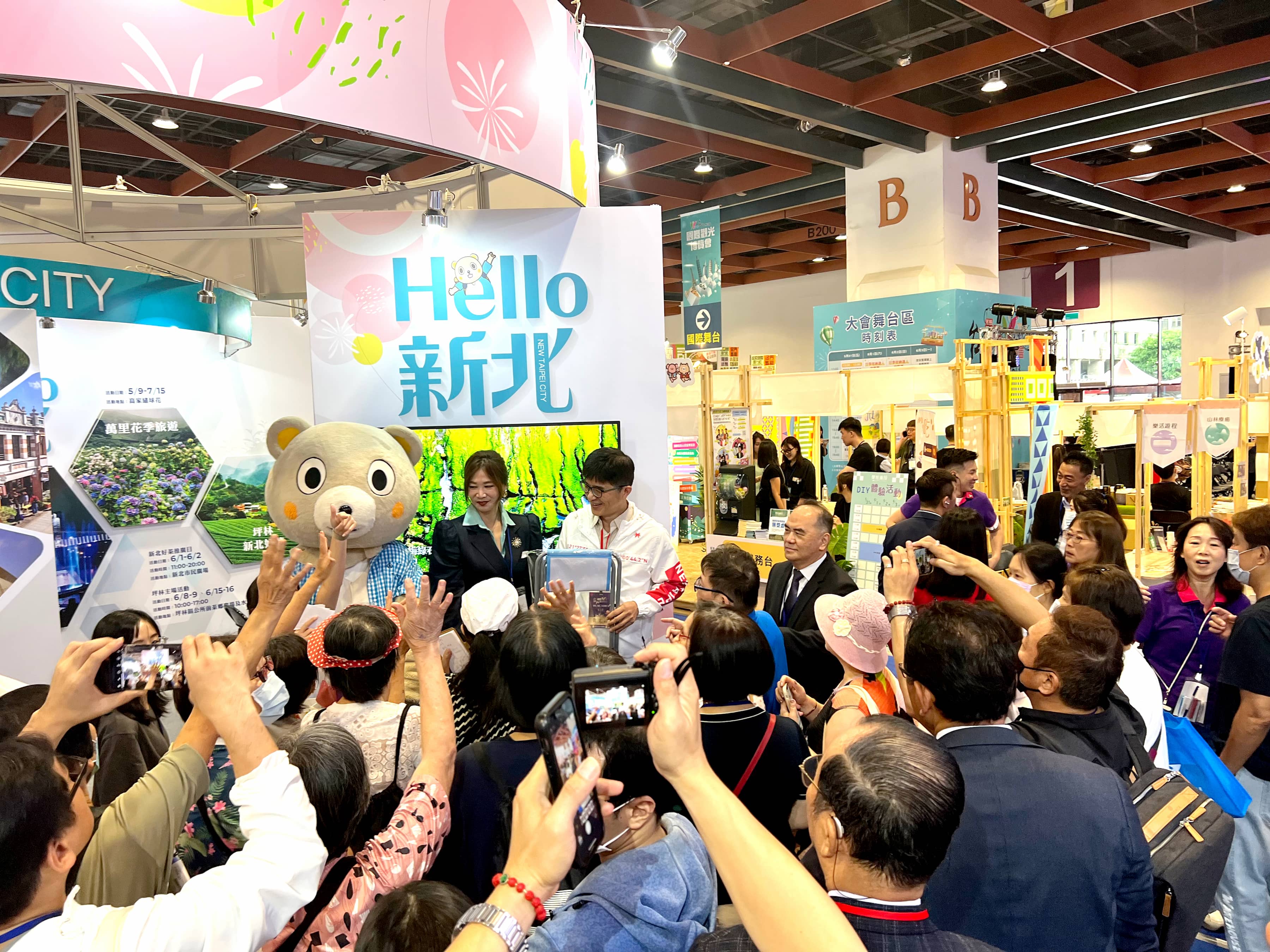 2024台北國際觀光博覽會登場第1天，「Hello新北館」開展現場人氣爆棚。