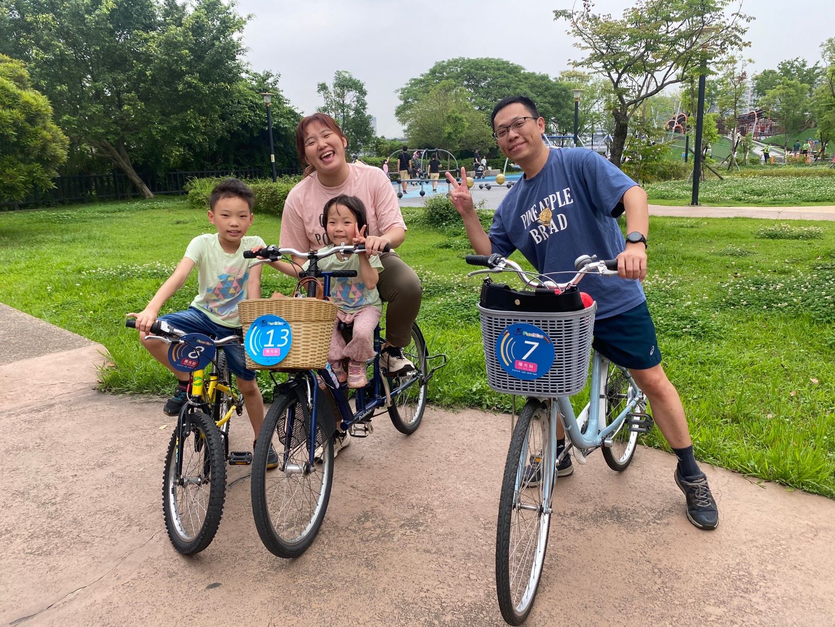 親子共遊騎乘，歡樂度過時光