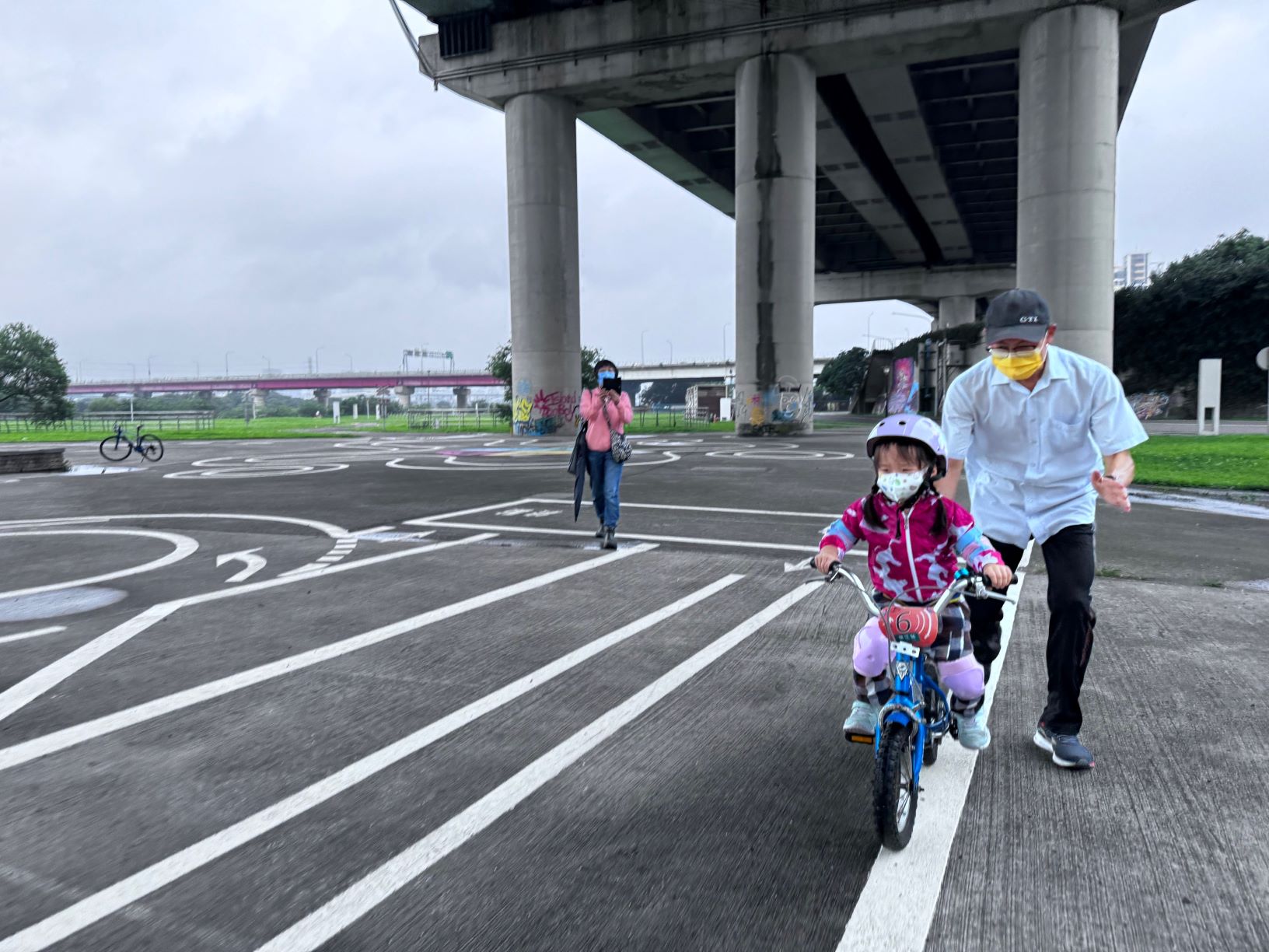親子朋友一同來練習騎車囉