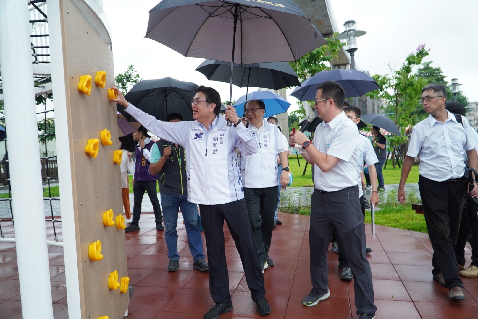 劉副市長測試公園設施