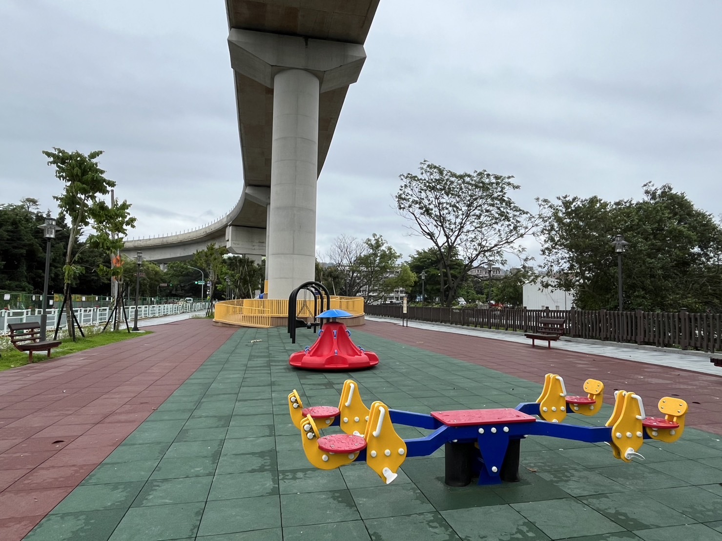 公園內有多項設施及河岸步道