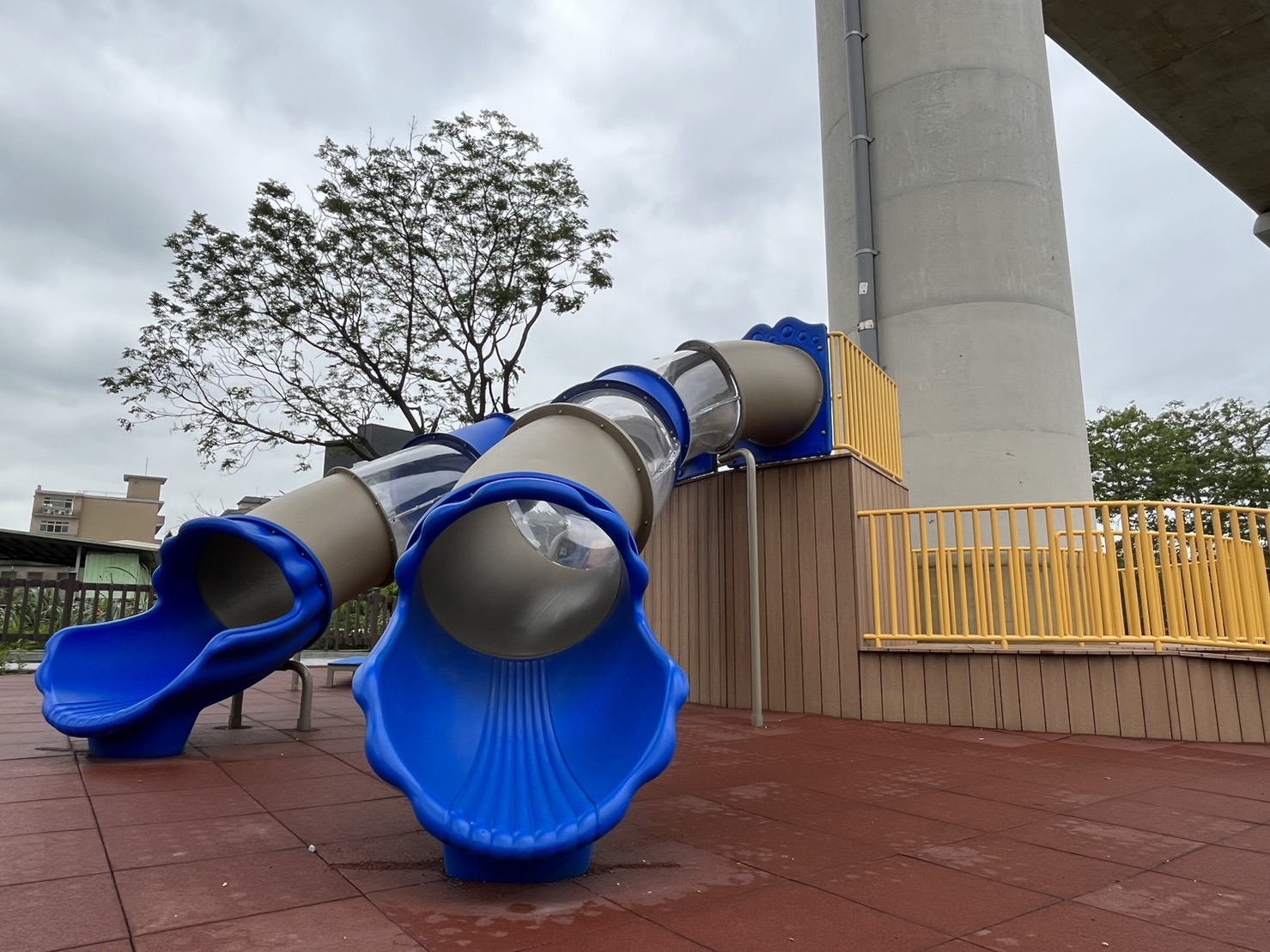 國華公園溜滑梯提供小孩玩樂