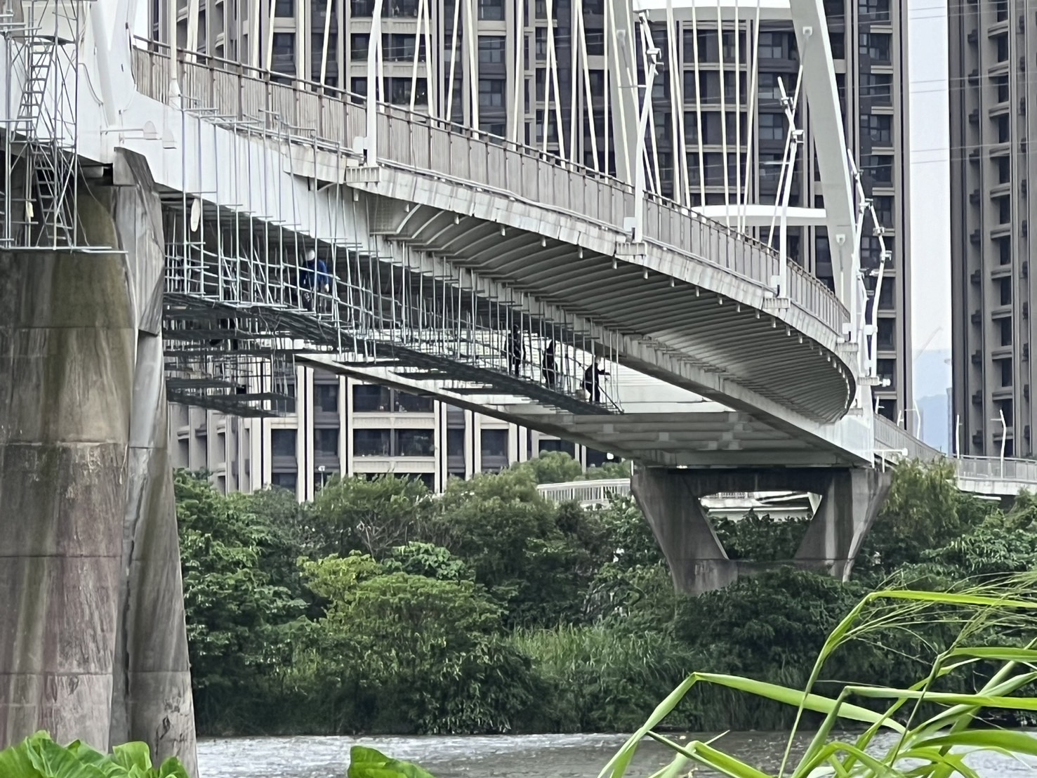 新月橋下搭設懸吊施工架