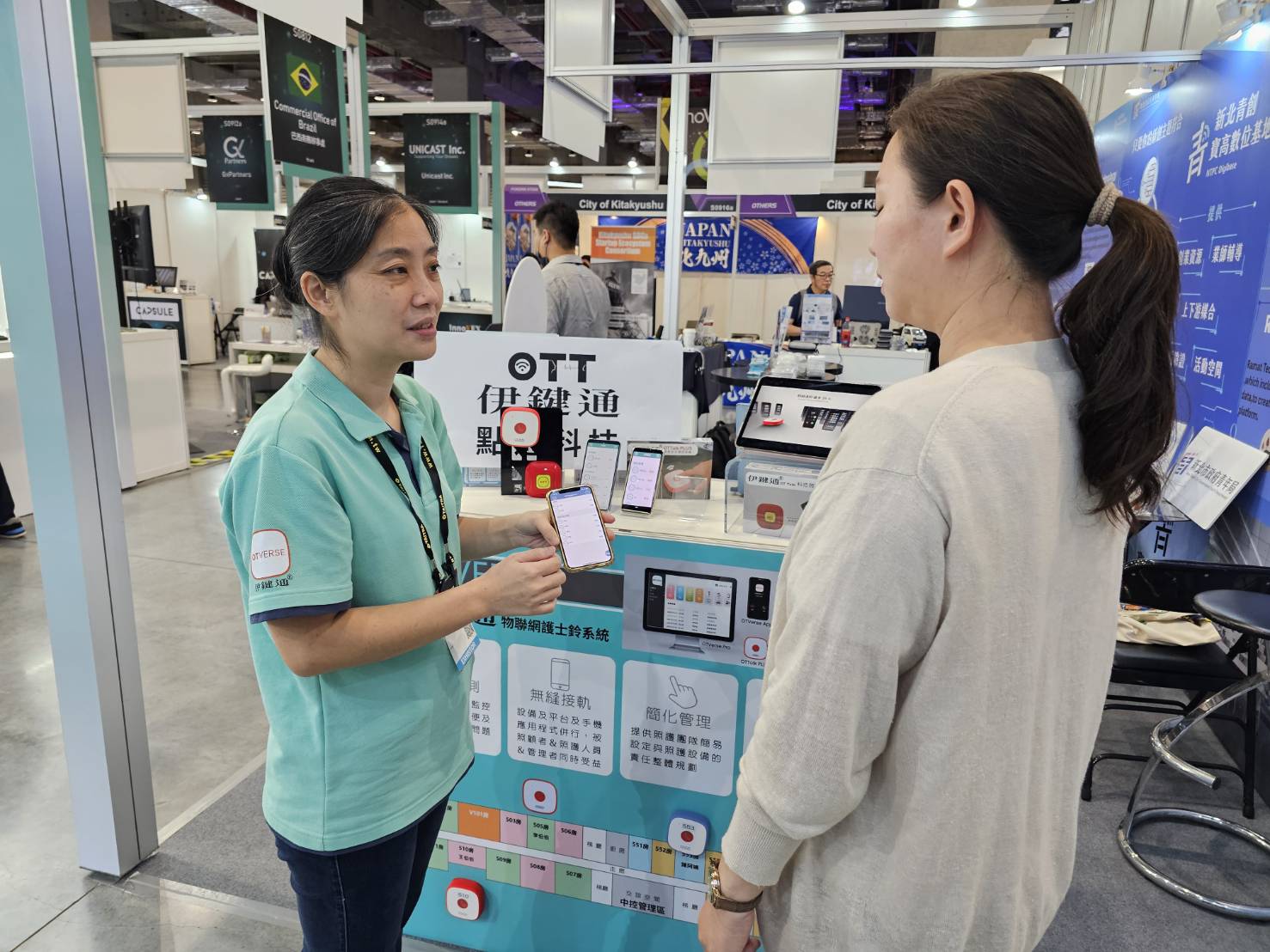 點通科技行銷總監曹怡芬（圖左）向參展民眾說明最新產品　OTTalkPLUS的運用