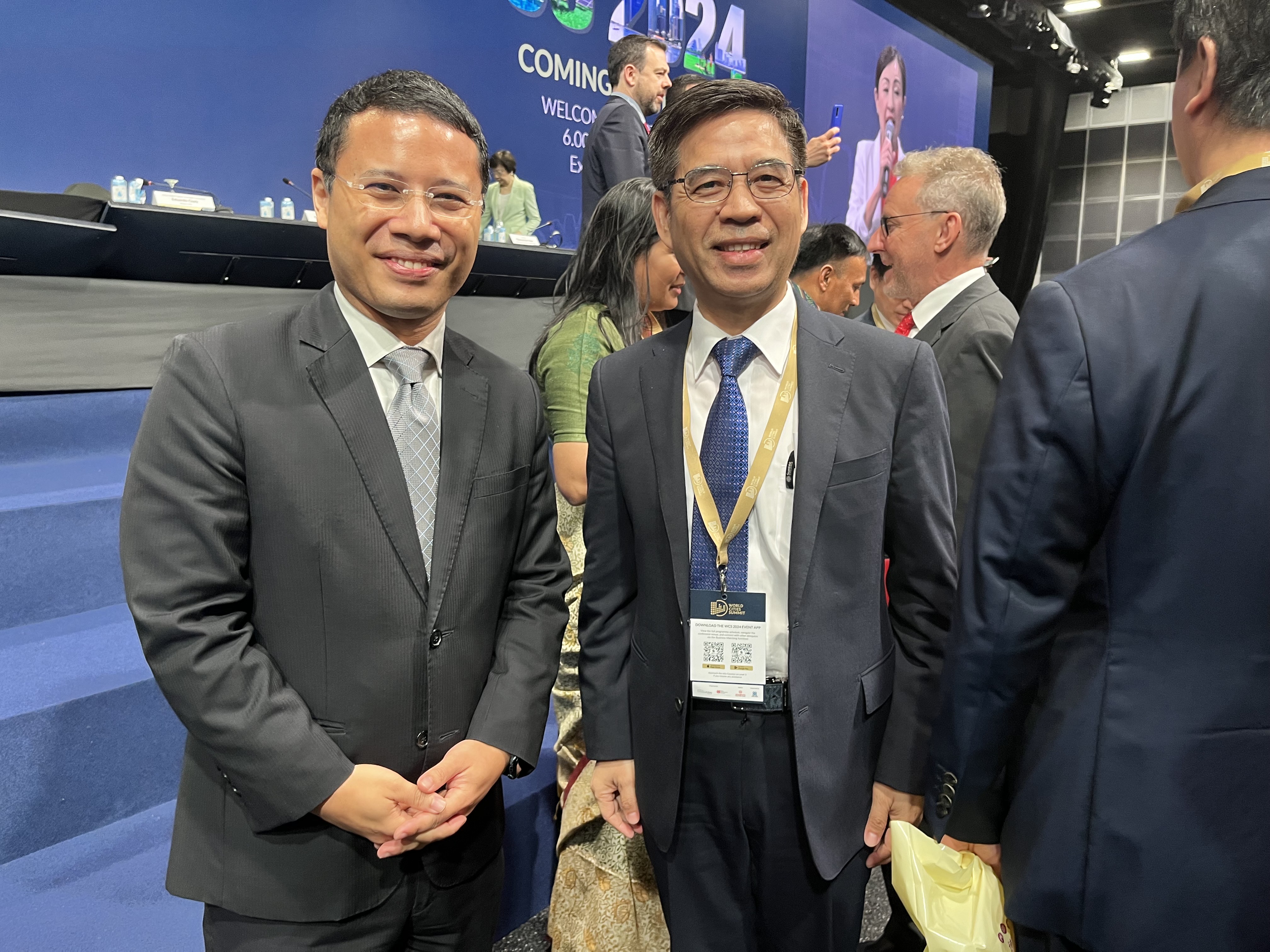 柯副秘書長於WCS市長論壇中，與新加坡國家發展部長李智陞（Desmond Lee）合影