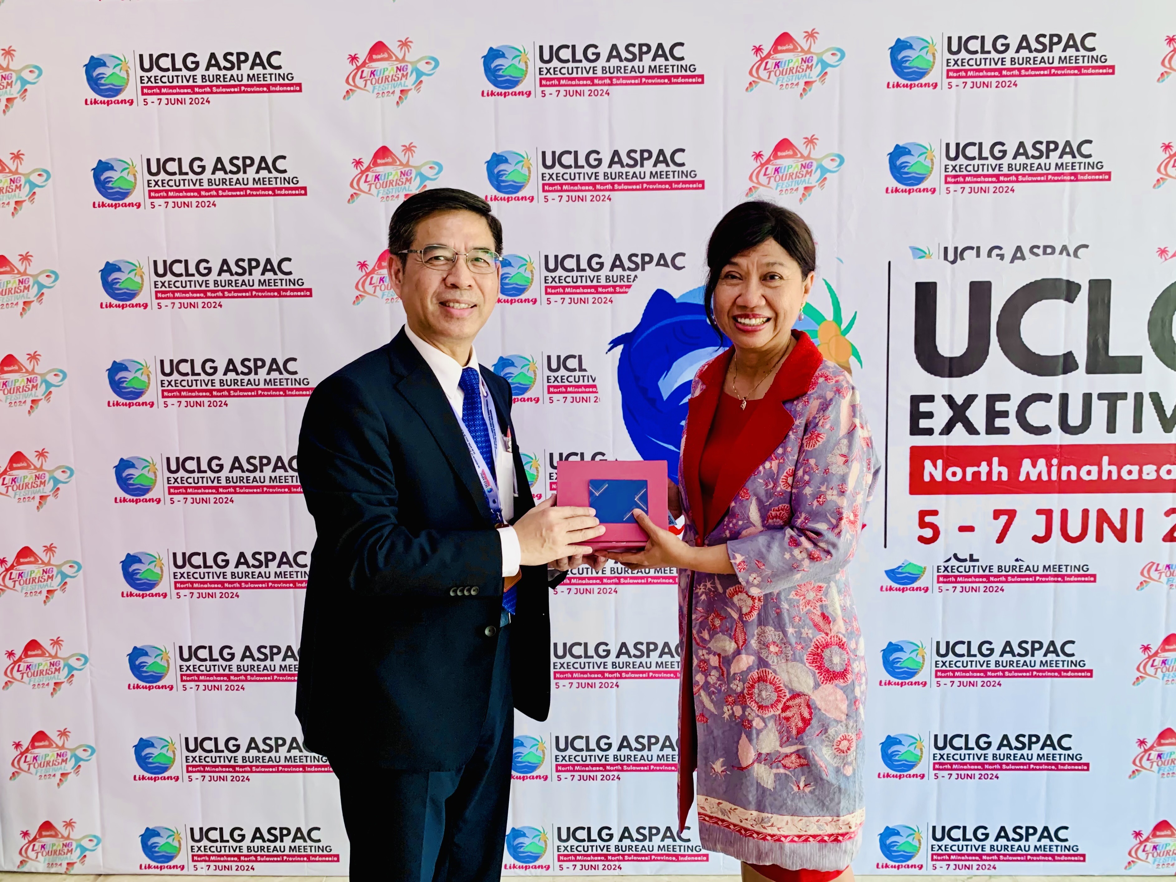 柯副秘書長與UCLG ASPAC秘書長Dr. Bernadia Irawati Tjandradewi合影