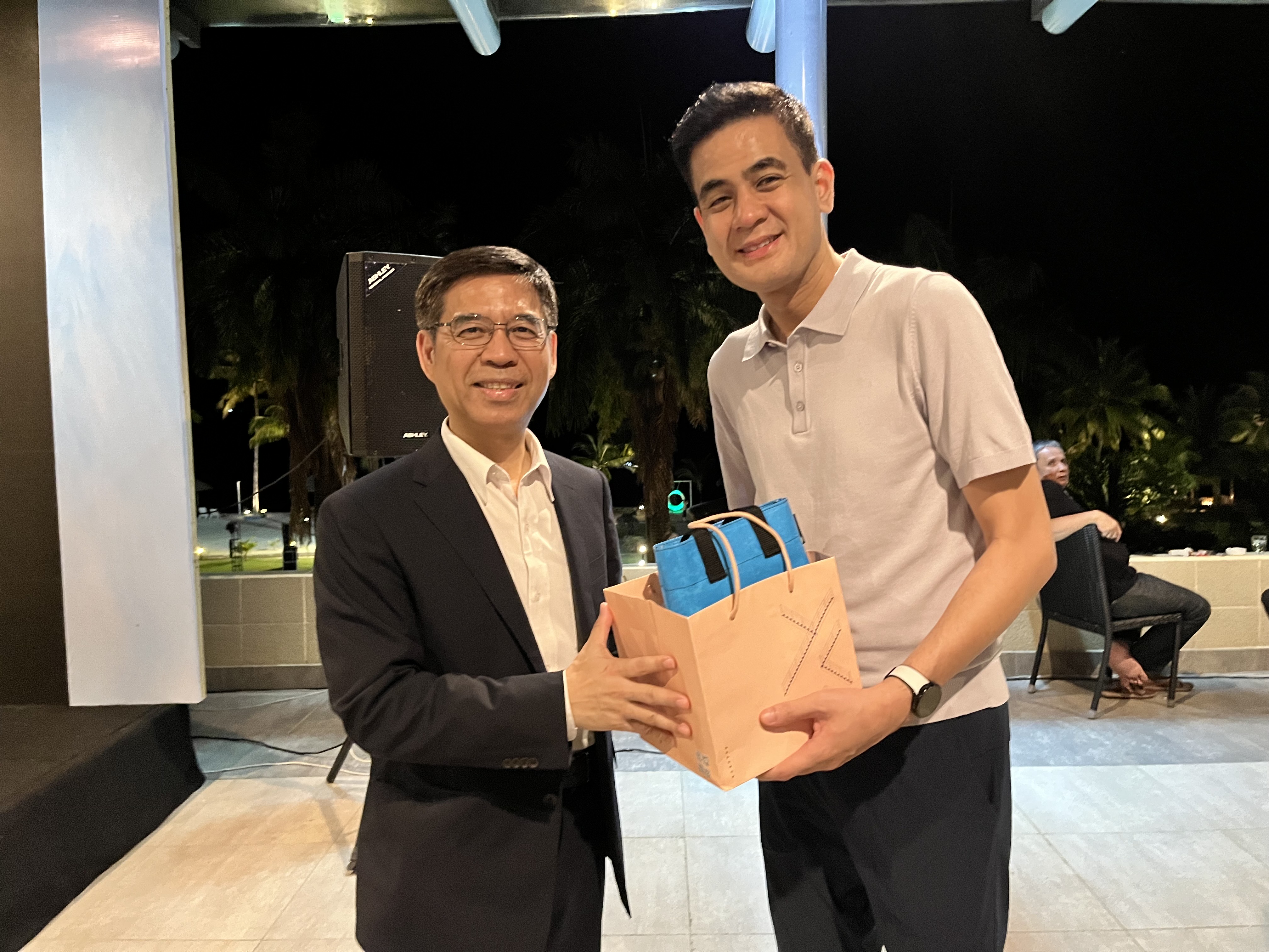 柯副秘書長與菲律賓季里諾省省長、菲律賓地方政府聯盟（ULAP）主席暨 UCLG ASPAC 主席 柯世賢（Dakila Carlo Cua）合影
