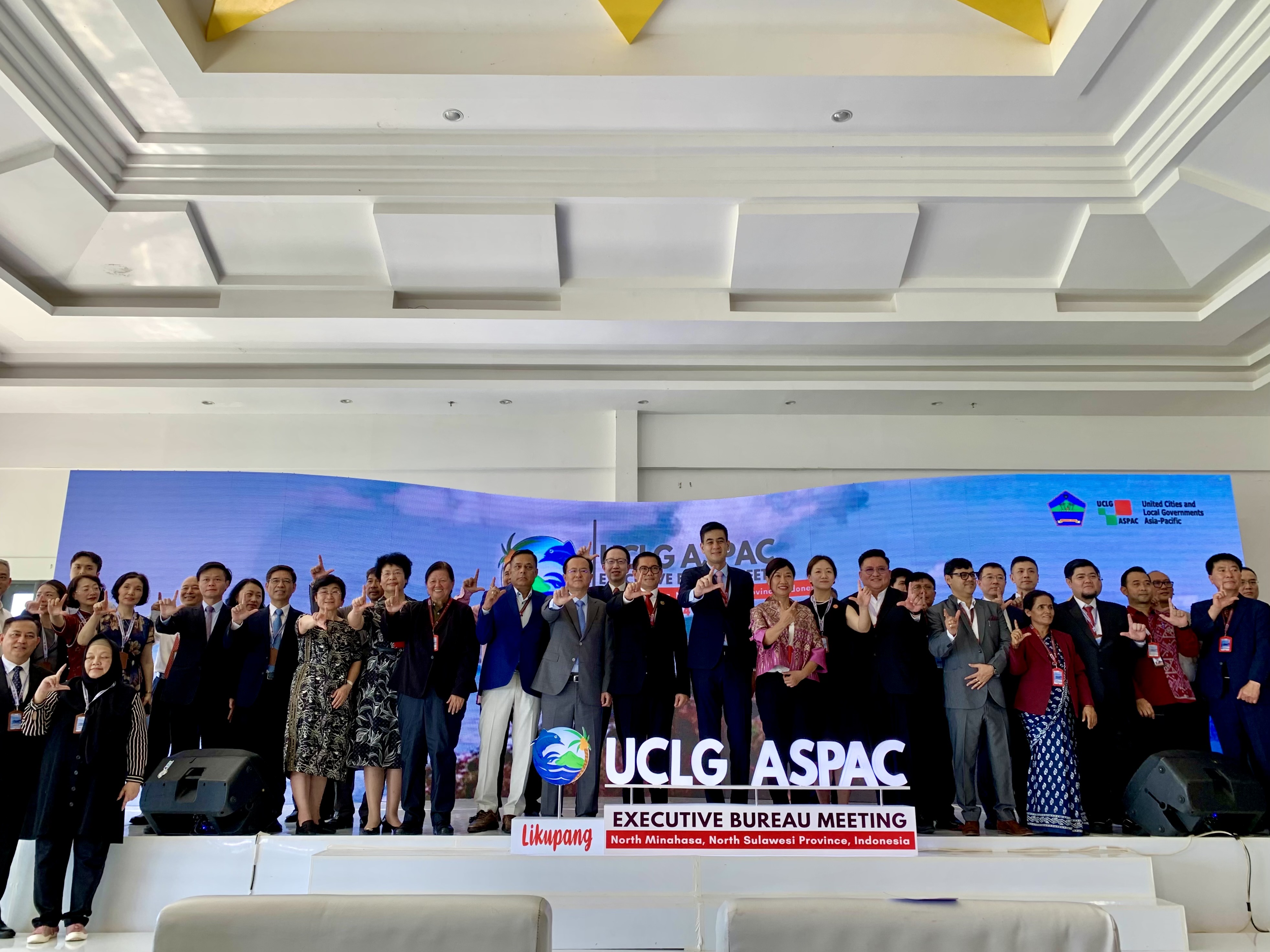 參與UCLG ASPAC 2024第一次執委會的各國城市代表於開幕式上合影