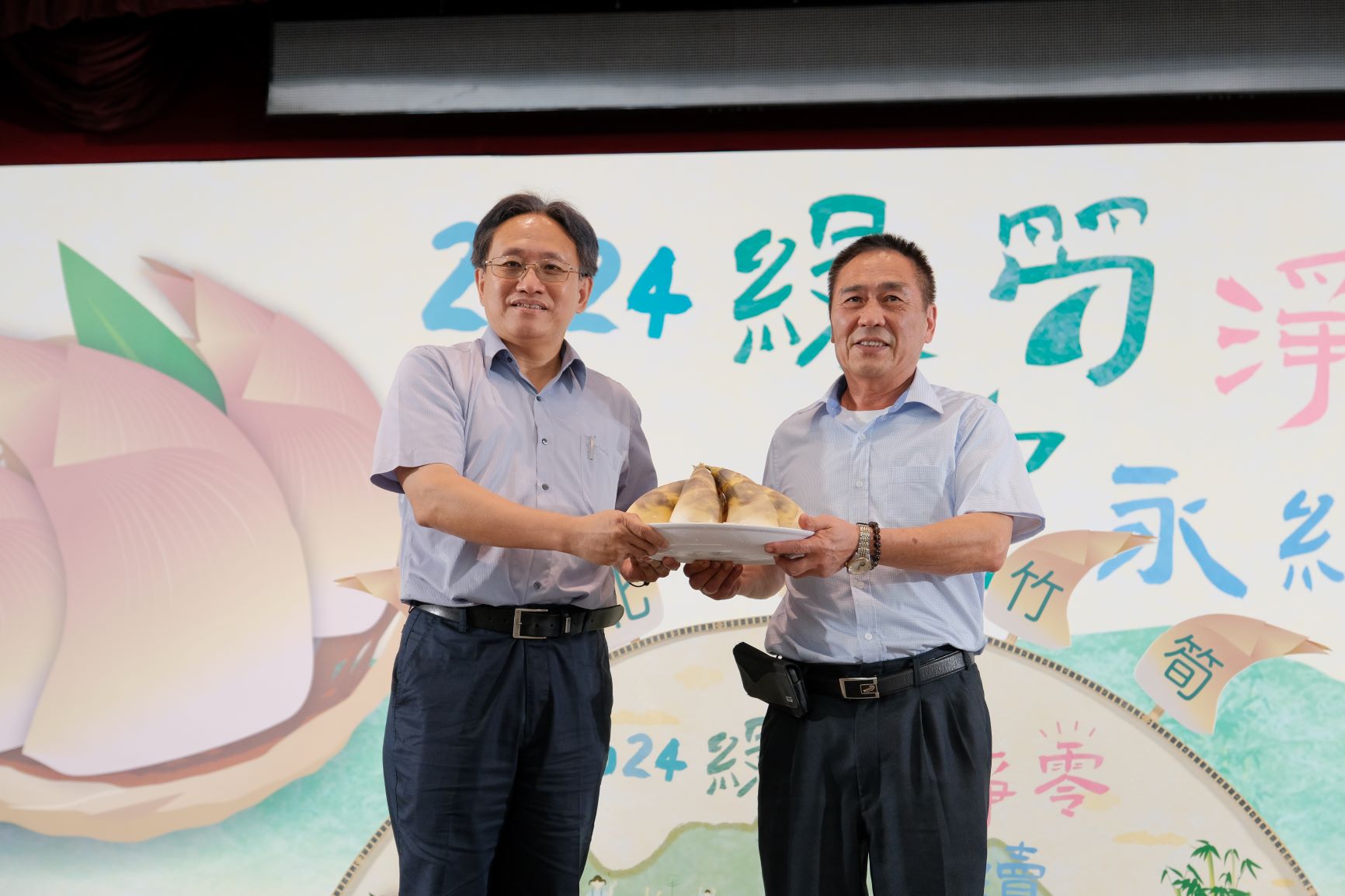  「甜筍王」由新店區陳能恭獲獎，新店區農會理事長周興旺(右)代領