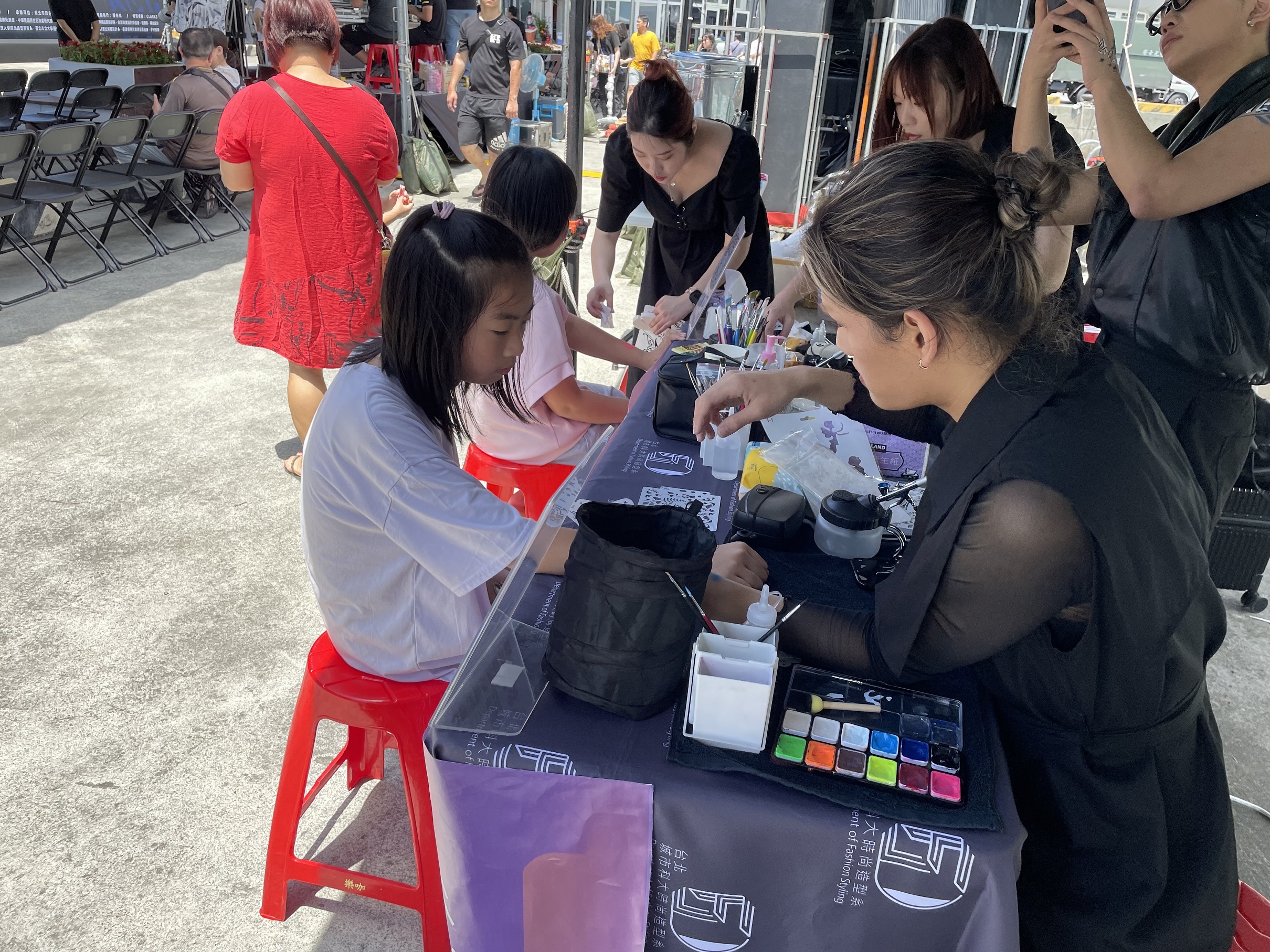 民眾體驗漁港意象彩繪