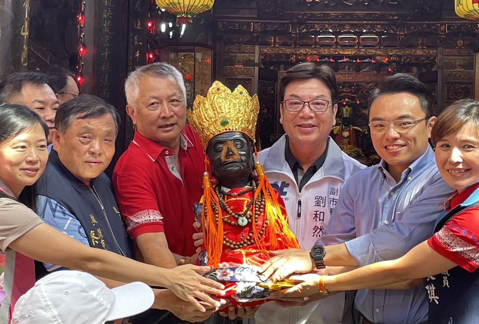 副市長劉和然與淡水仕紳共同恭請清水祖師起駕。