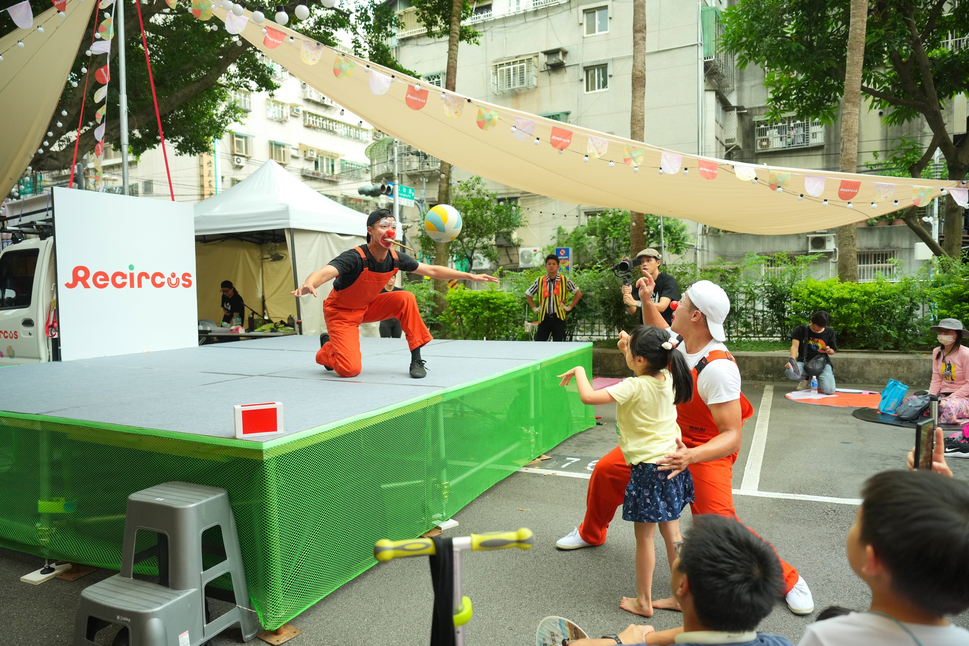 今年新北市兒童藝術節以「怪獸王國」為主題，邀請「新北市傑出演藝團隊」天馬戲創作劇團以「馬戲」為表演核心，推出獨家品牌作品「Recircus 移動綠劇場」策展計畫