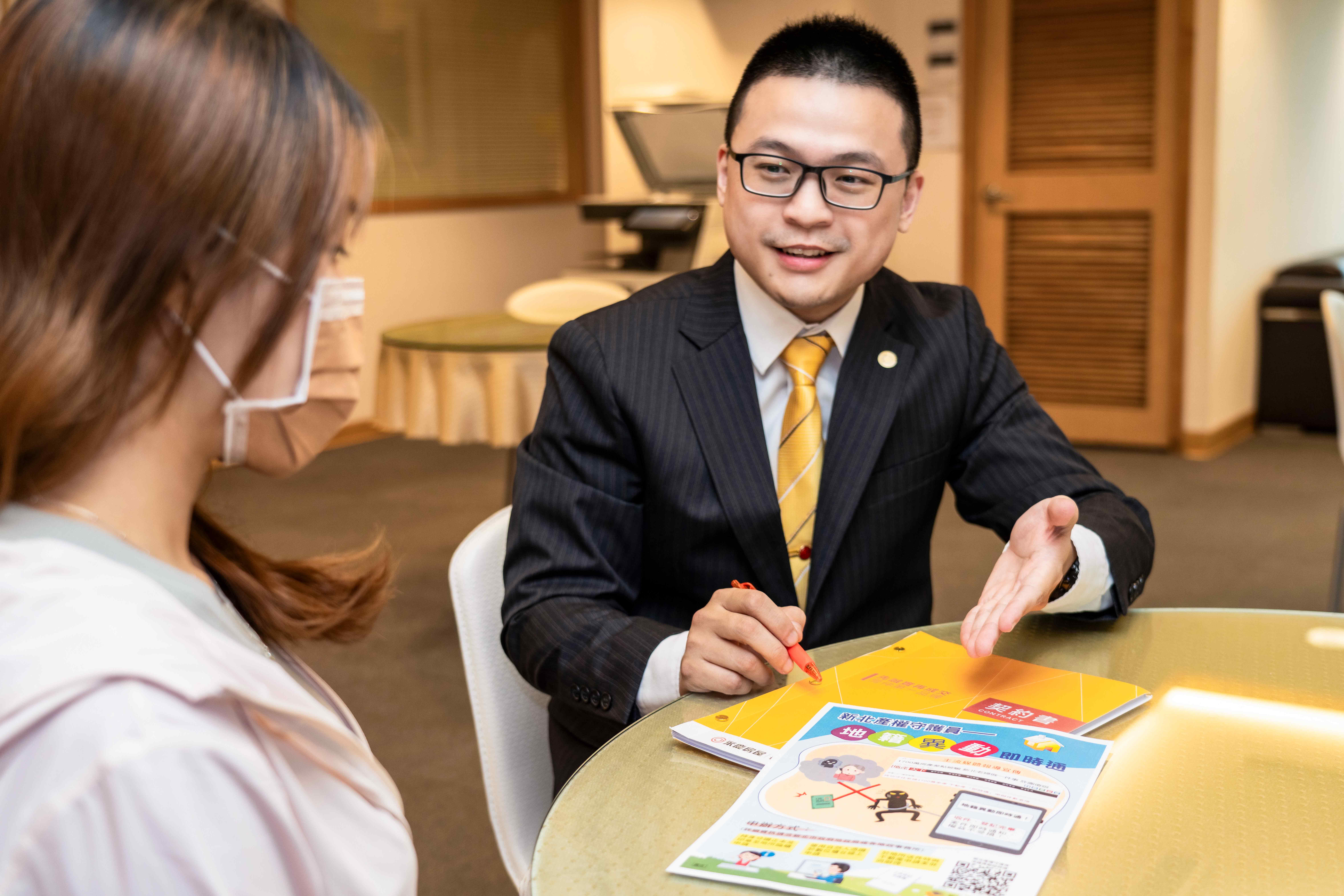 永慶房屋簽約中心協助民眾填寫地籍異動即時通服務申請書。新北市地政局提供