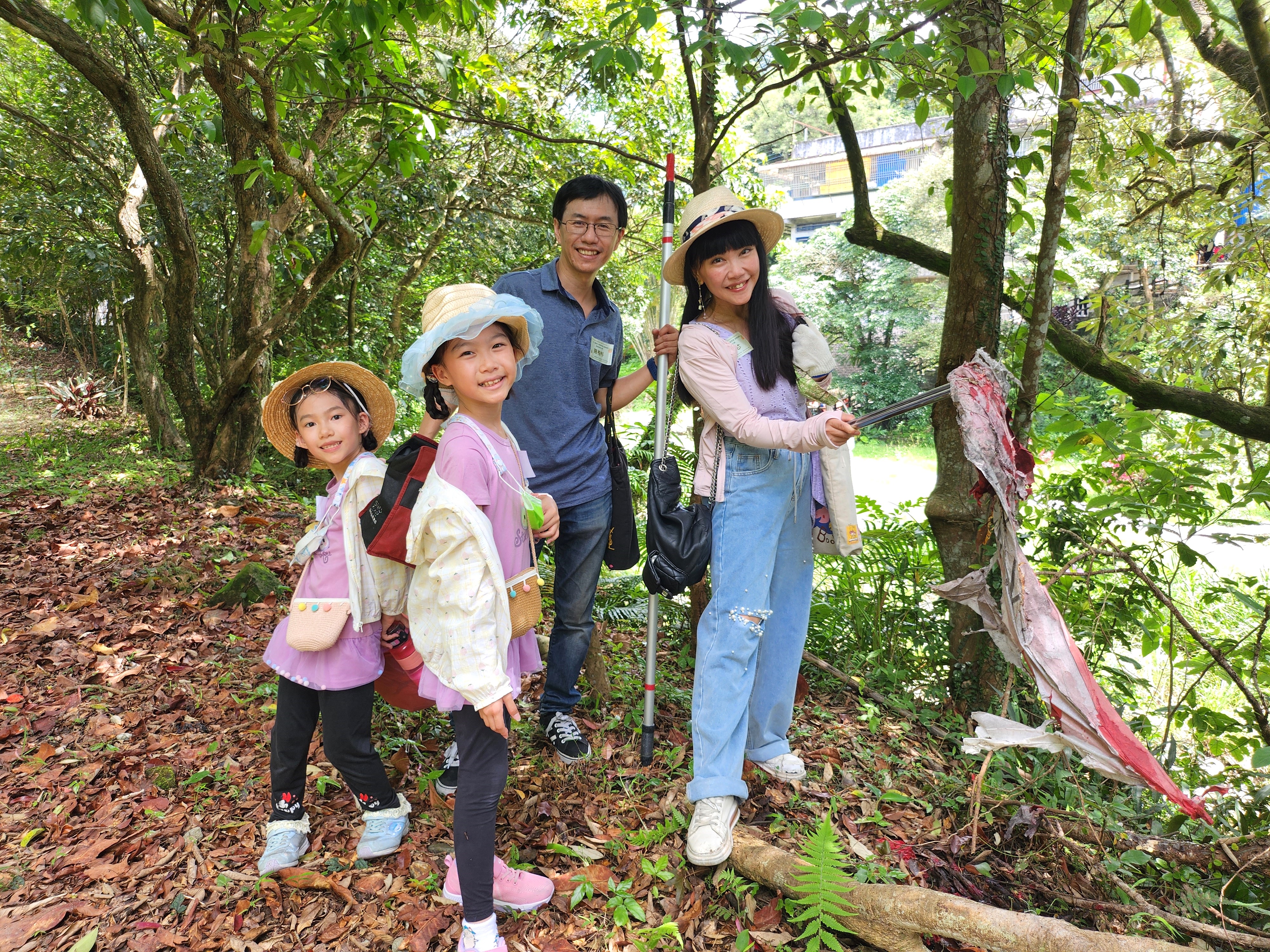 全家人出動的廖媽媽很開心能和家人一起走入山林，完成淨山任務。