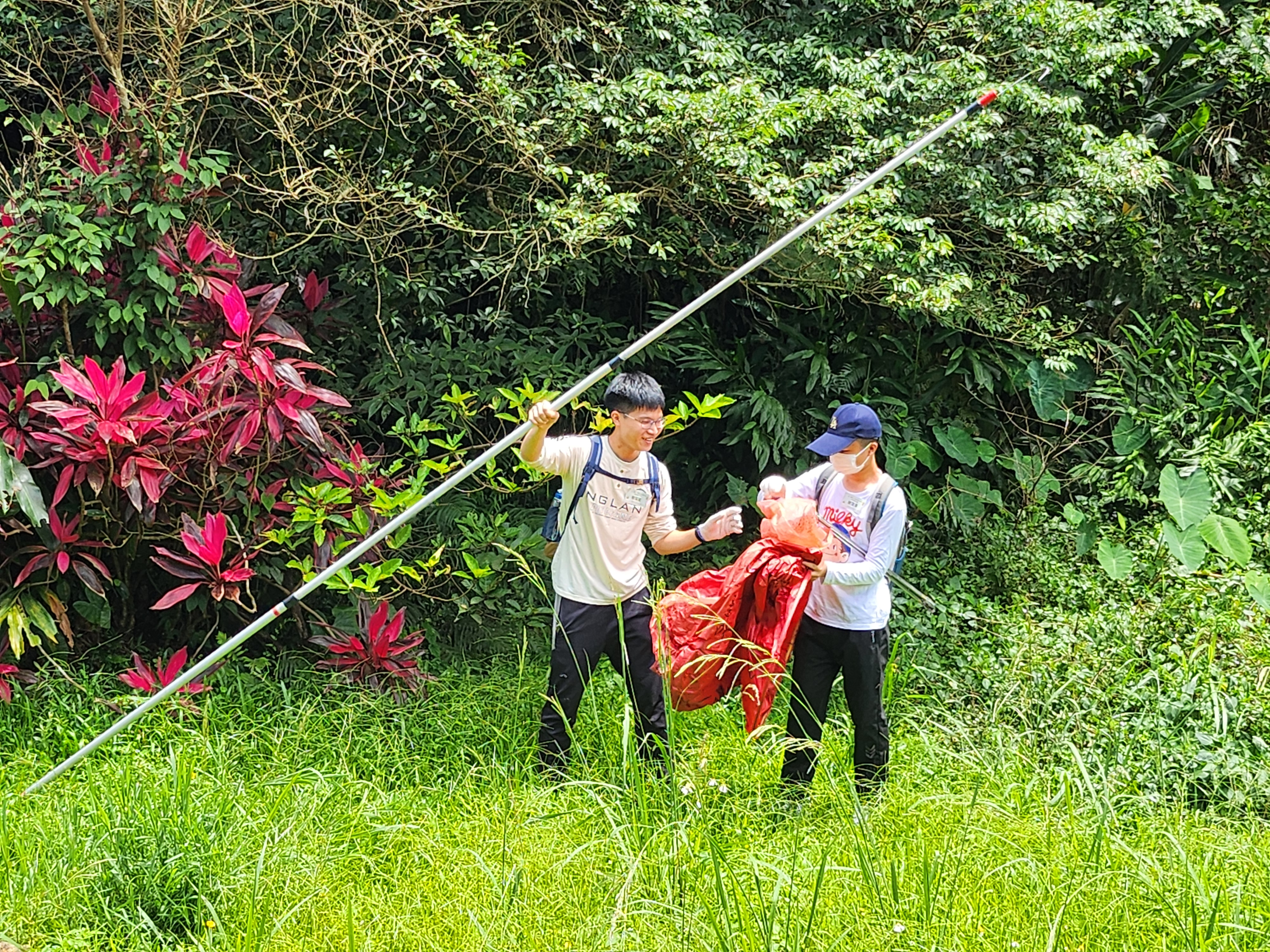 鄭同學帶著弟弟一同撿拾遺落的天燈