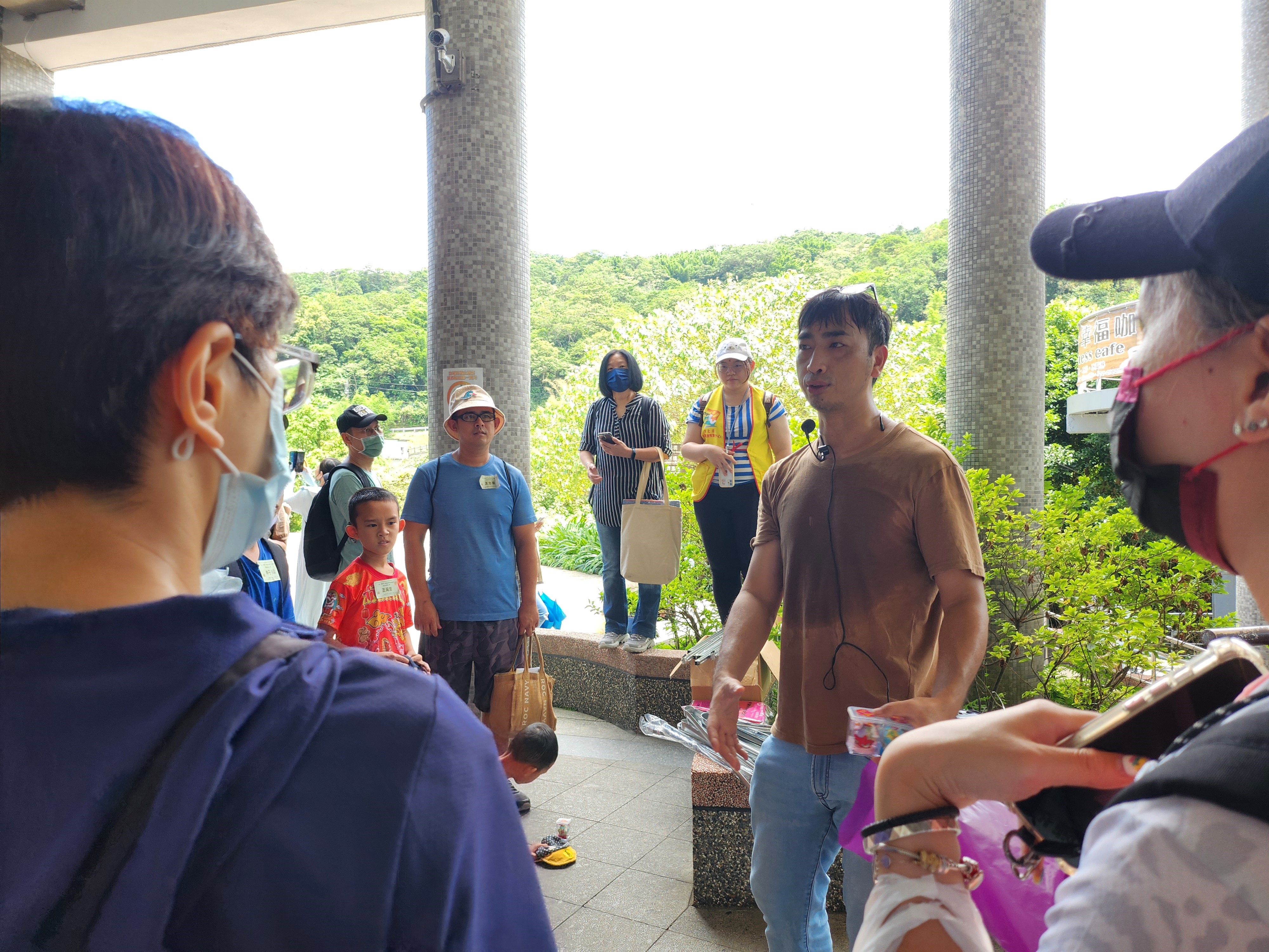 新北市平溪區龍安社區發展協會吳明賢理事長帶領著家庭志工體驗一日志工