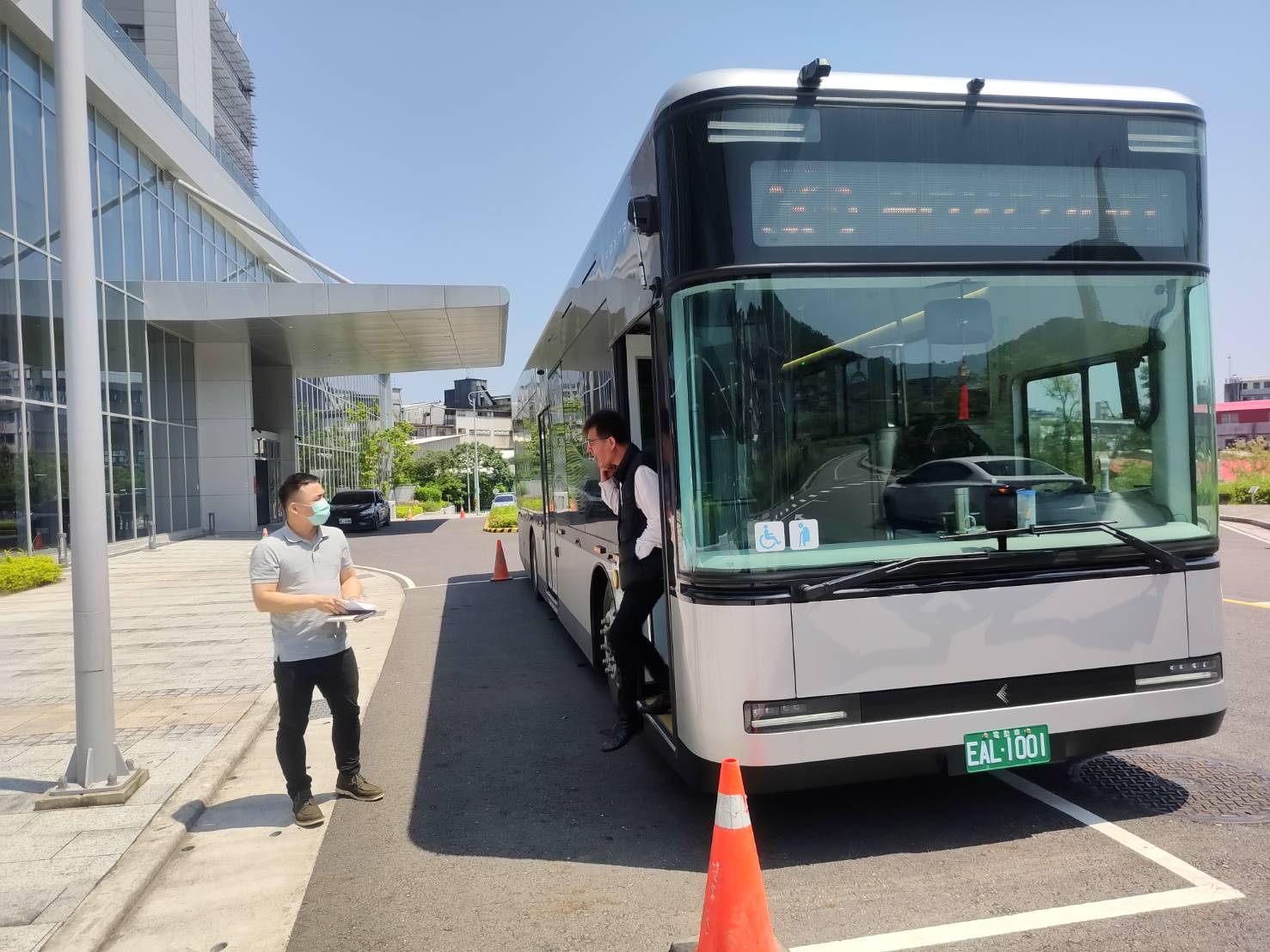 鴻海精密工業股份有限公司於今年4月啟動中型巴士作為園區接駁，寶高園區所有員工皆可透過識別證搭乘，預計7月升級為電動大巴，藉此減少通勤時間及宣導環境友善之綠色運具。