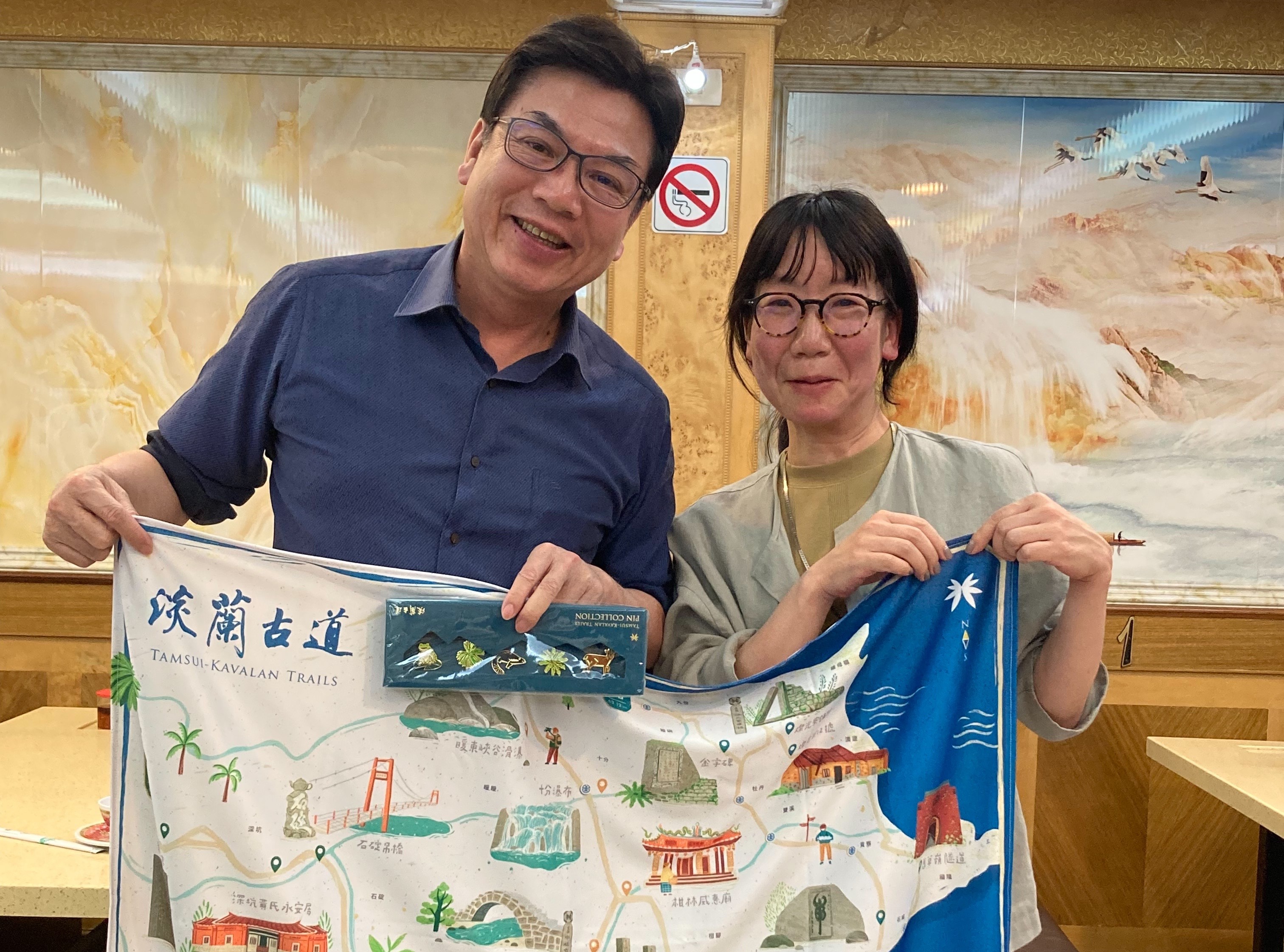 5.劉和然副市長在交流間也致贈京都市代表Sayoko Matsumoto代表北台灣百年步道的淡蘭古道徽章及掛布，同步分享新北永續旅遊及歷史人文資產