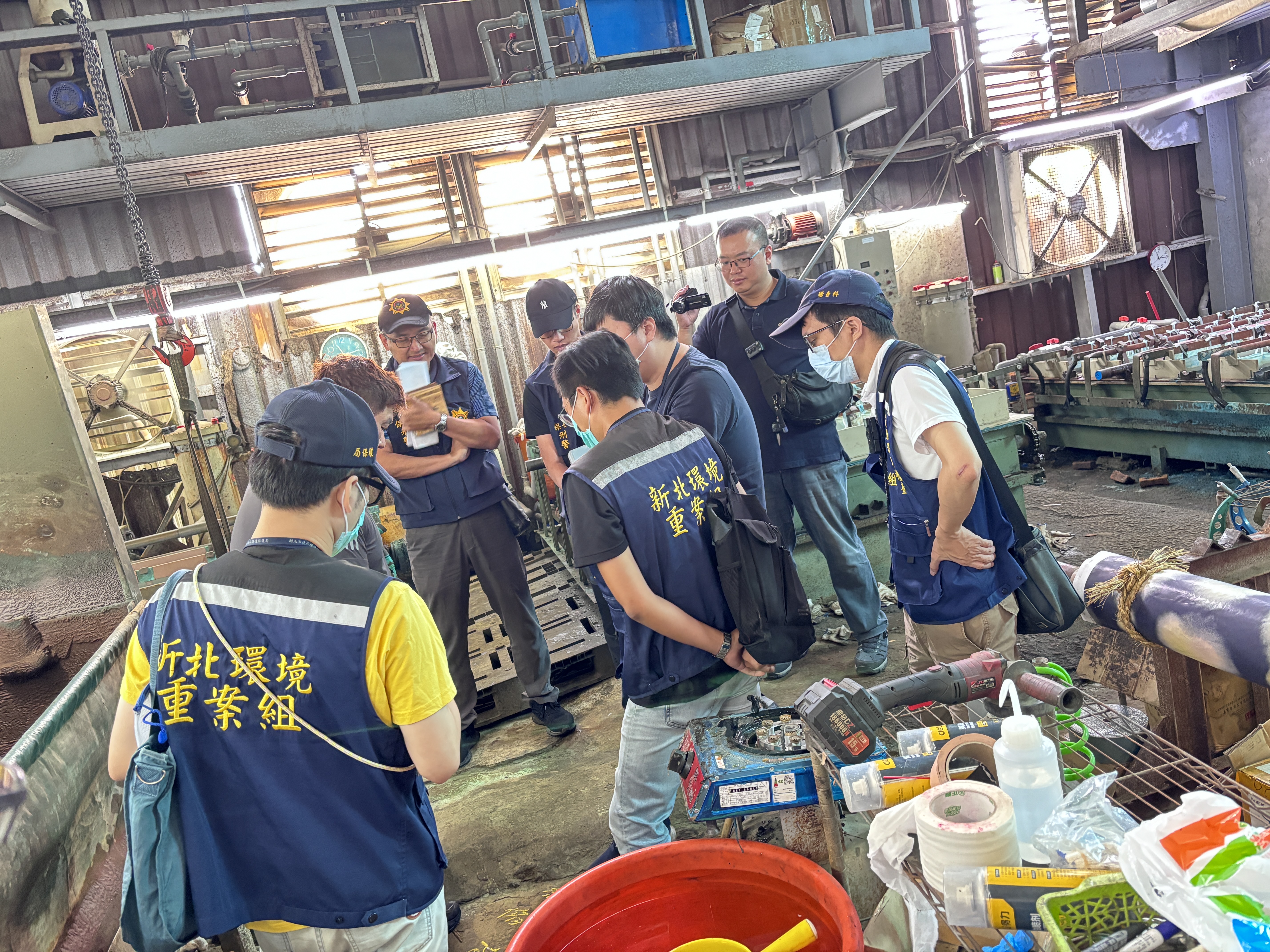 新北環保局重案組稽查非法電鍍業者廠房