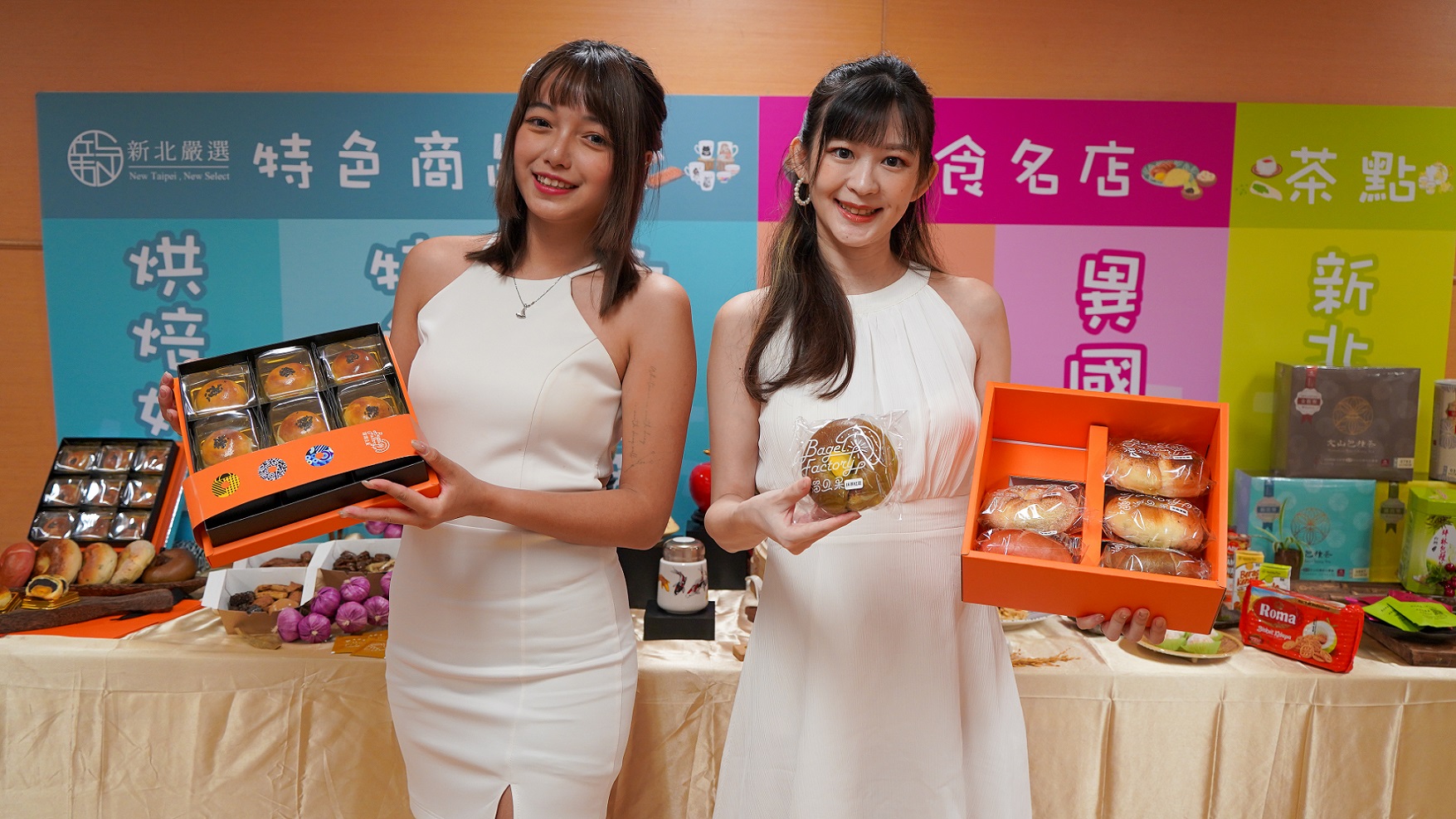 「特色商品」包含以烘焙產品的「烘焙好禮」、以食品加工方式製作之點心的「特色佳餚」，以及饒富創意工藝或生活商品的「文創工藝」三種組別。