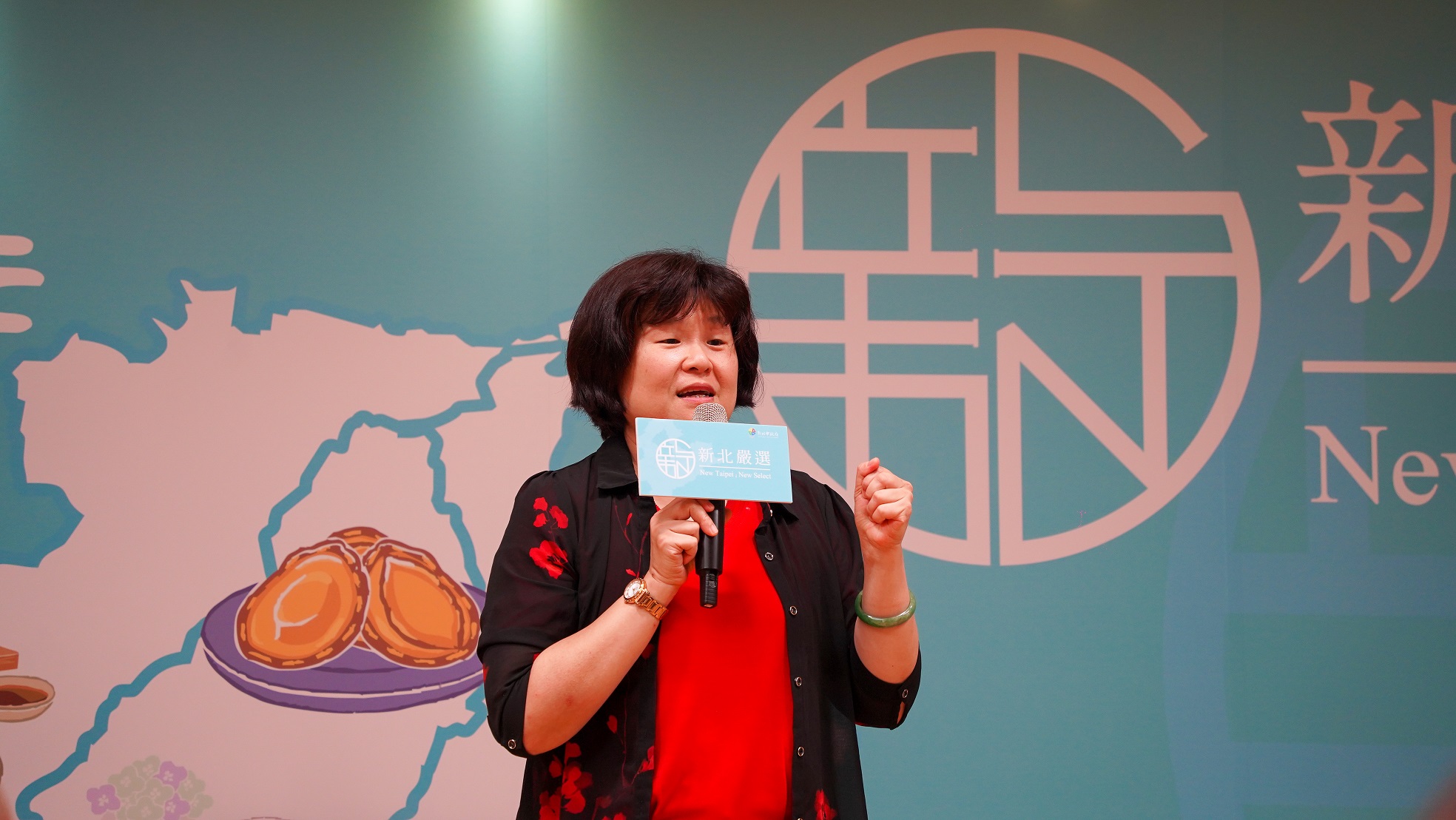 經發局長何怡明表示，前(111)年推出的新北嚴選除了網羅新北各地特色商品外，也擴大舉辦美食名店徵選，半年內帶領業者創造超過1800萬營業額，為新北庶民經濟注入新動能。
