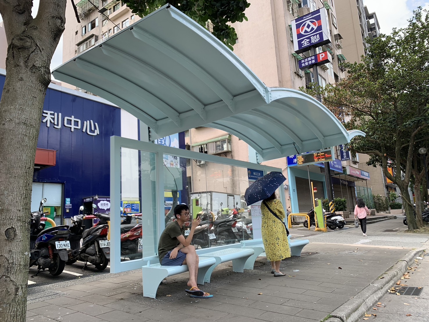 林口區「林口三井站」站海鷗候車亭改造翻新後，候車區域更通透、明亮。