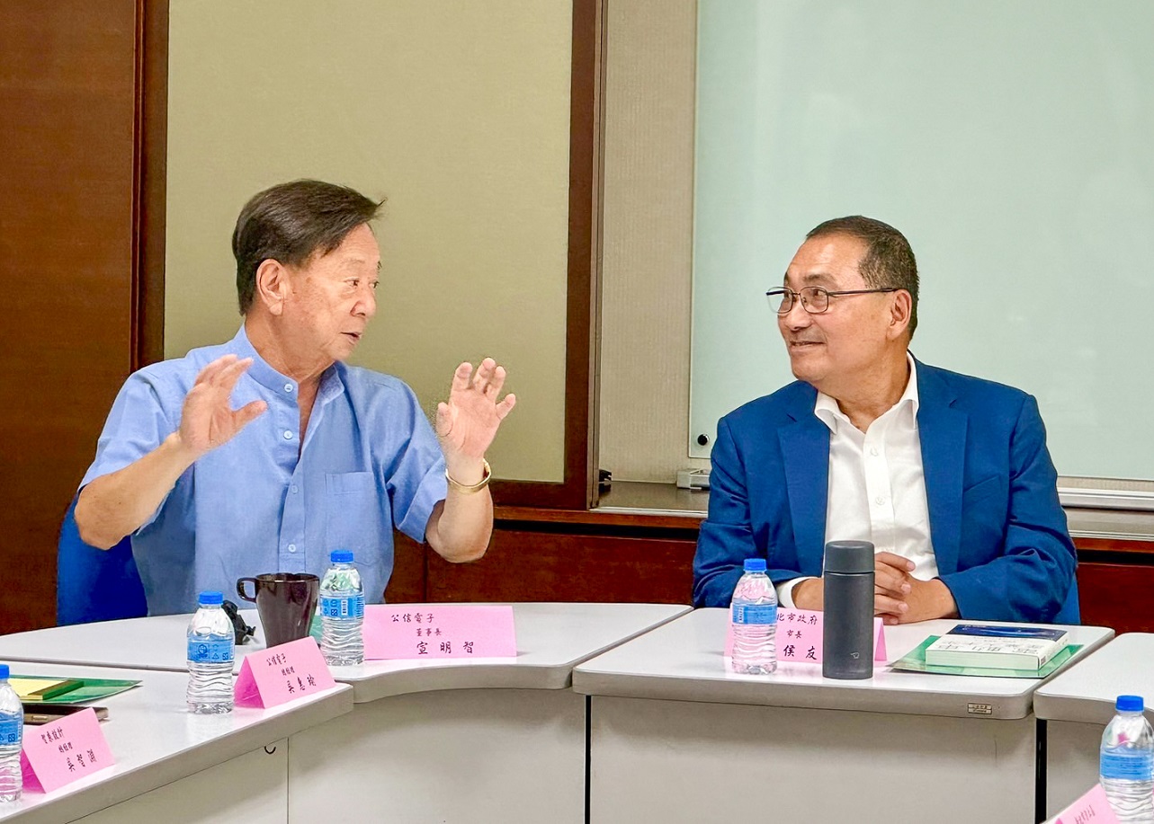 新北市長侯友宜今（25）日前往公信電子拜訪宣明智董事長，聚焦新北電動車與智慧科技產業議題交流。