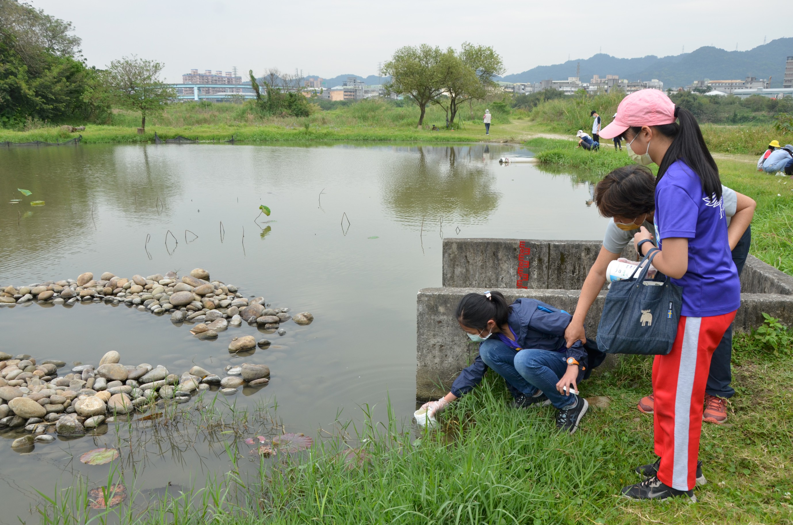 鹿角溪溼地採水樣進行水質檢測