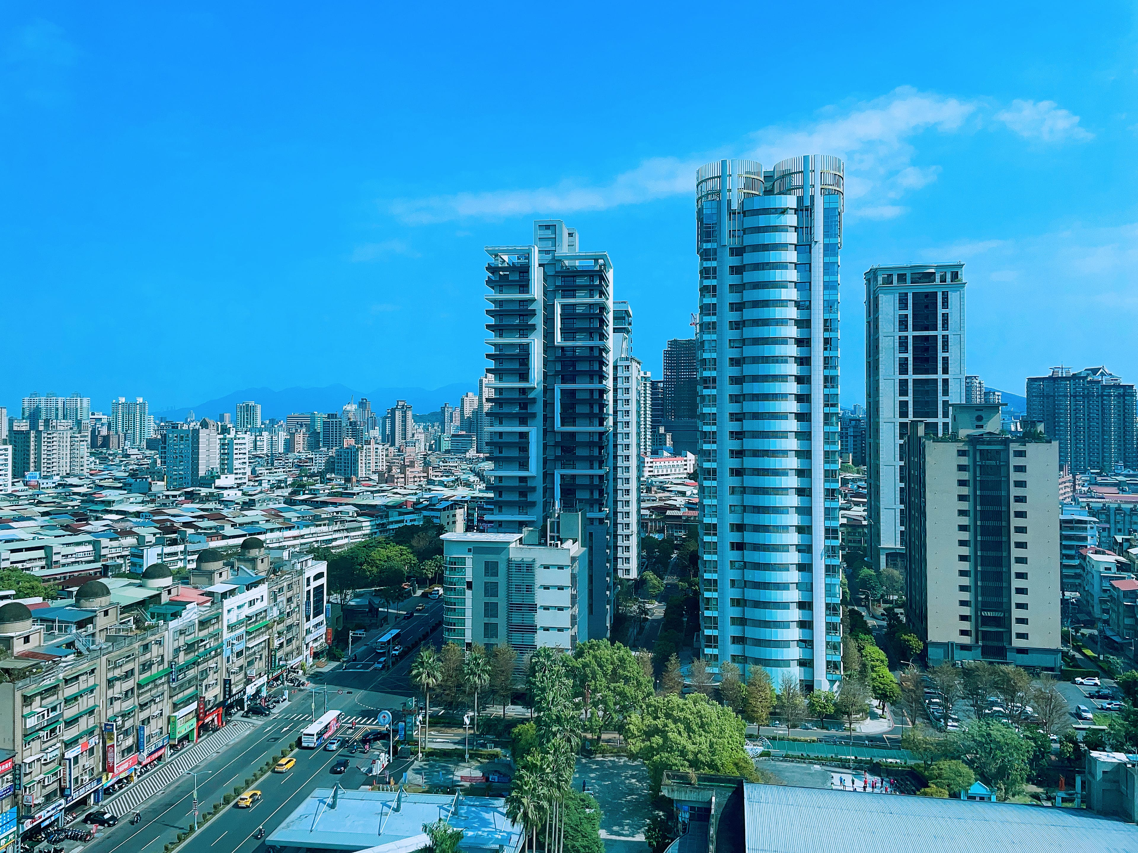 新北市7大次分區的住宅租金指數，110年至112年呈現平穩緩漲趨勢，圖為新店五峰重劃區。新北市地政局提供。