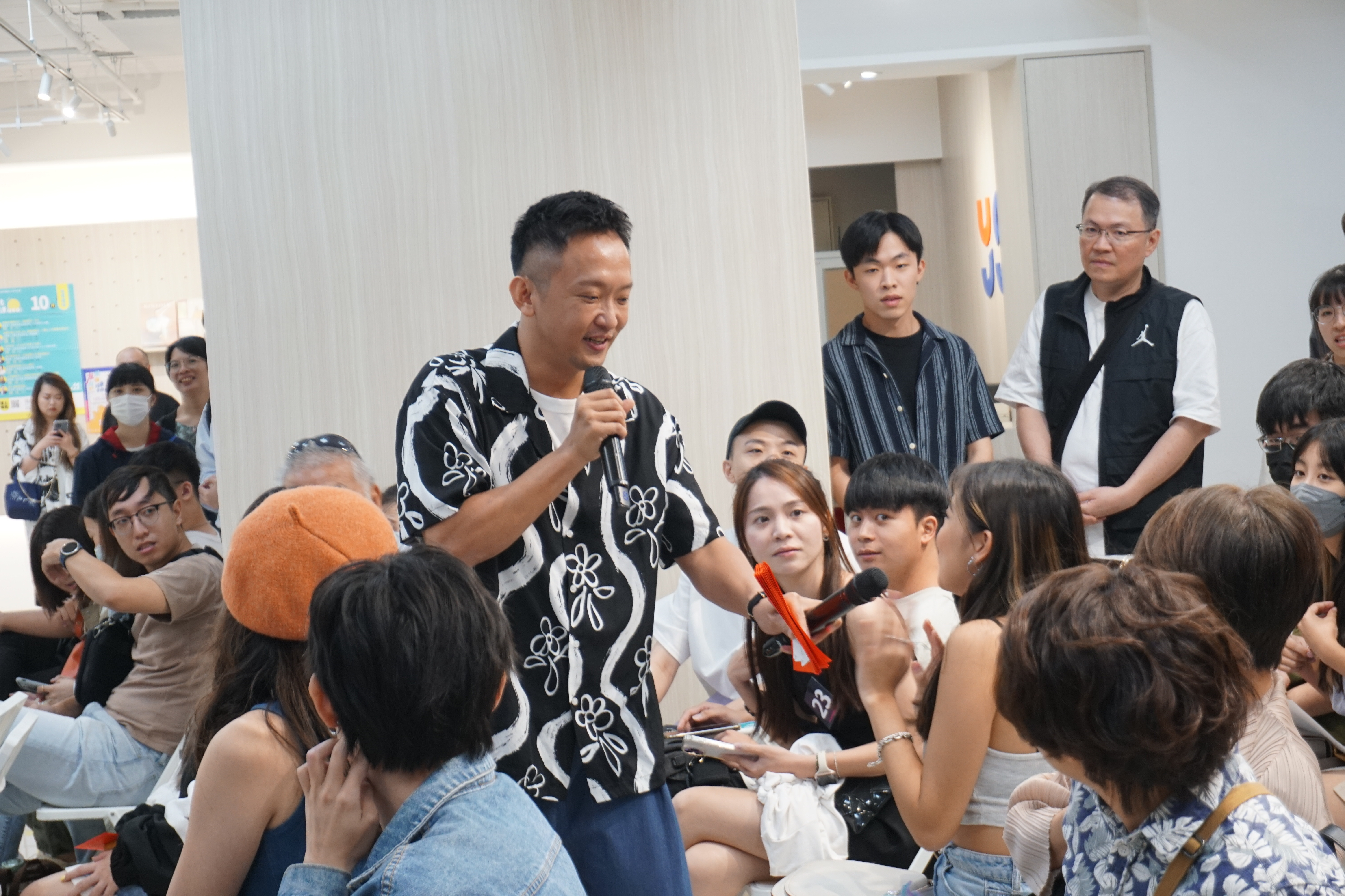 去（112）年首屆「 You Stage 歌唱比賽」活動中，主持人與觀眾熱情參與猜歌名活動，現場反應熱烈、氣氛熱鬧。