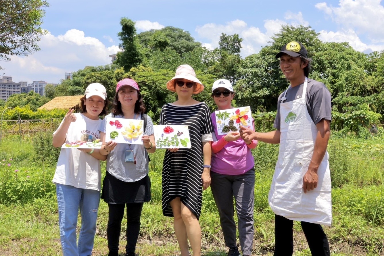 ▲ 每個人化身農園藝術家製作專屬植物拼貼畫。(圖/新北市原民局提供)