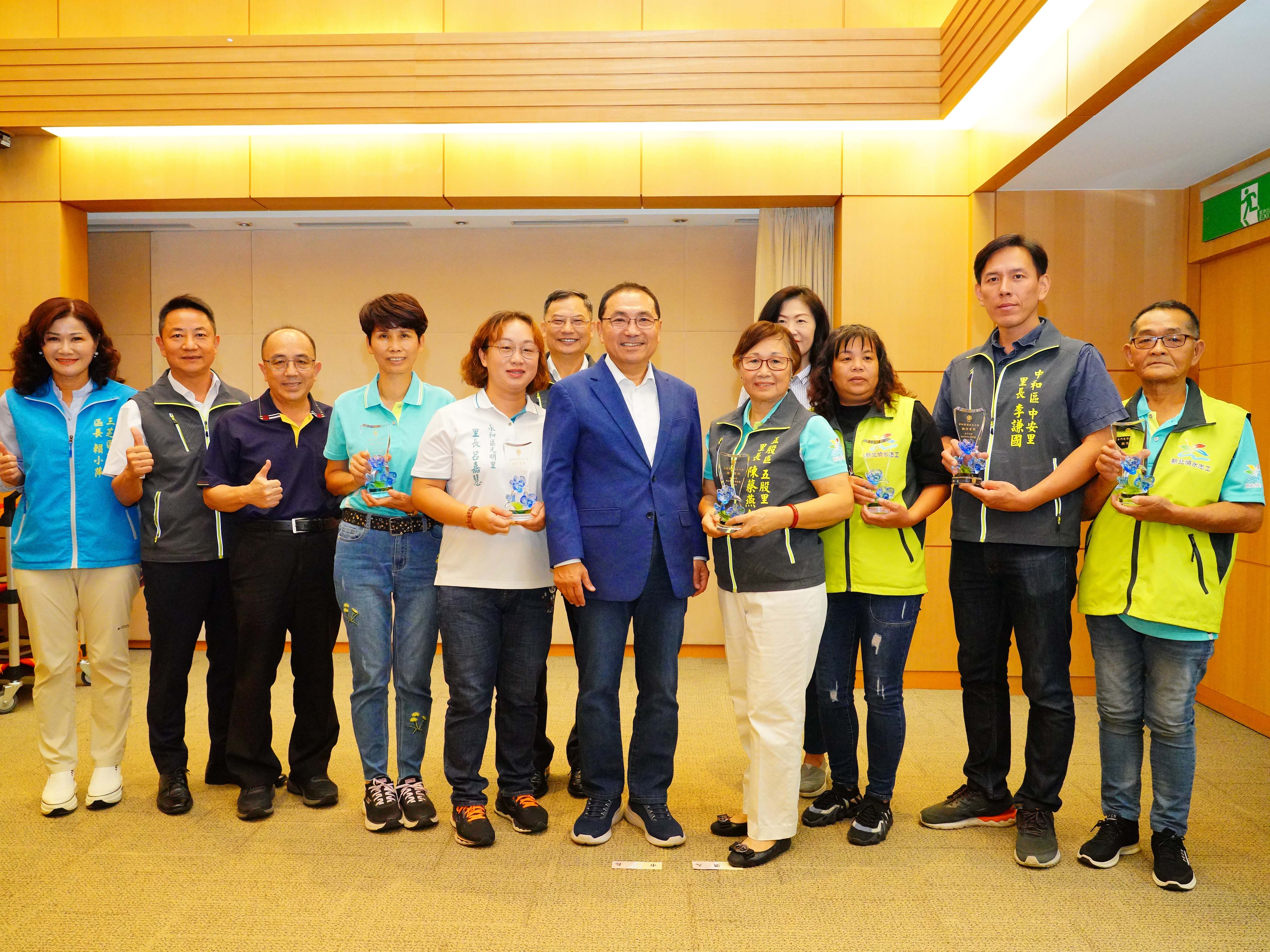 市長侯友宜今(3)日表揚防汛表現積極優異的偵水志工感謝志工隊、里長及區長為防汛做的付出及努力