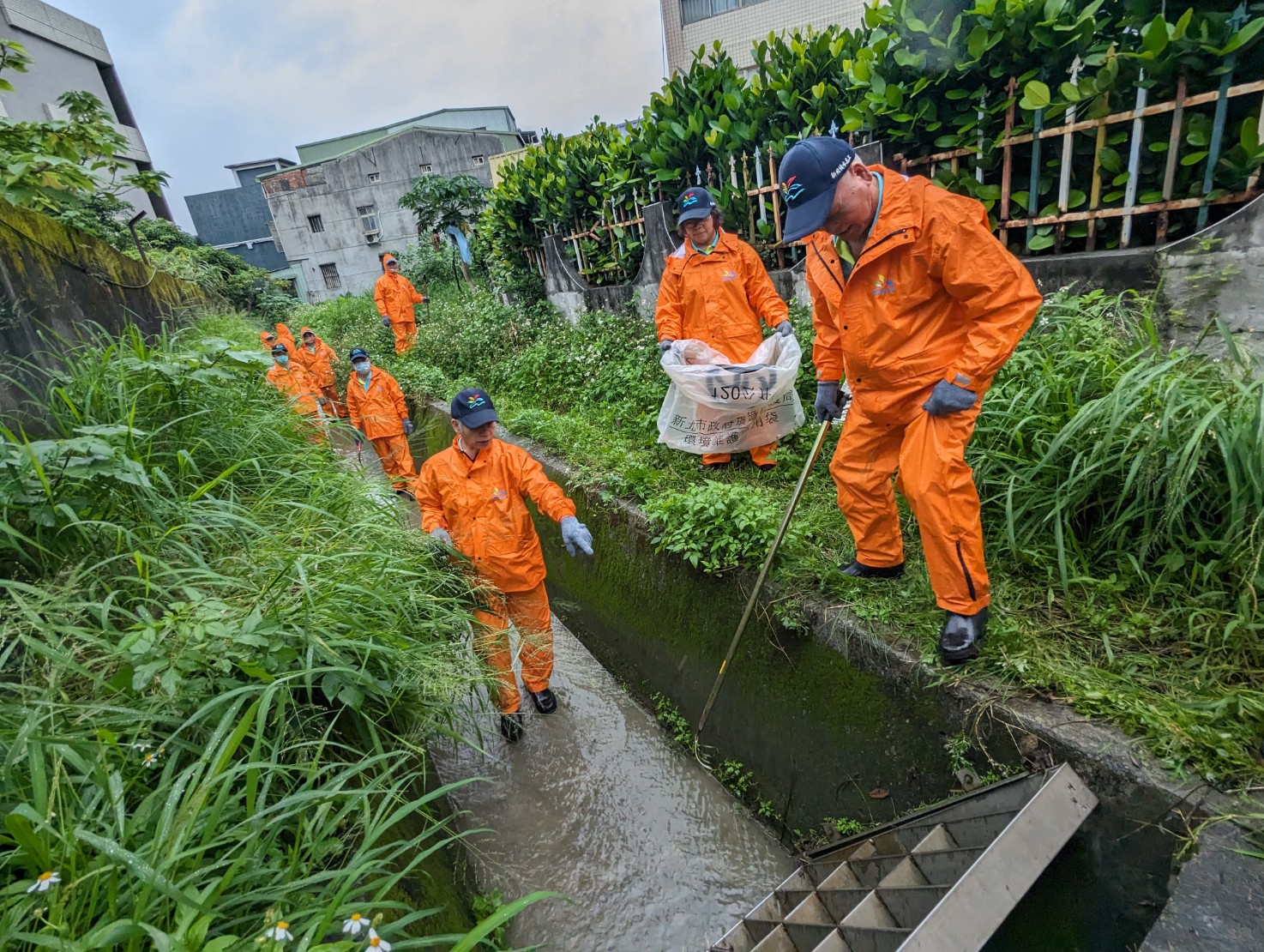 五股區偵水志工協助清除大排雜草及垃圾