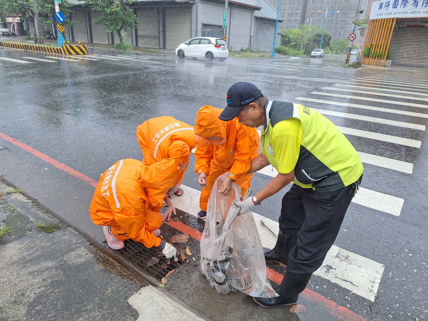 112.8.3卡努颱風八里區偵水志工協助清除格柵樹葉及垃圾，使積水加速排入側溝