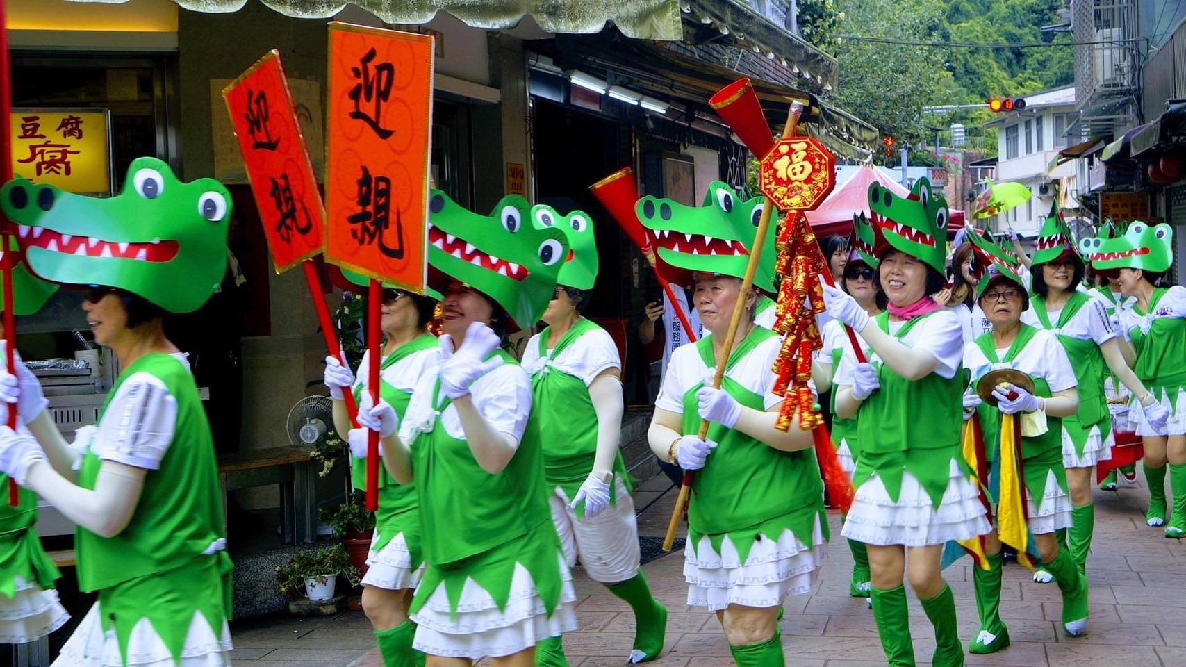石碇商圈「石碇鱷魚節」，邀請民眾一同盛裝打扮參與變裝秀。