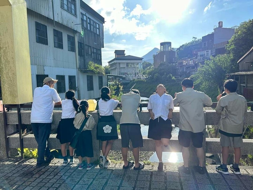 平溪商圈「溪菁旅跑追火車」，來平溪遊覽在鐵道間追逐火車的奇妙體驗。
