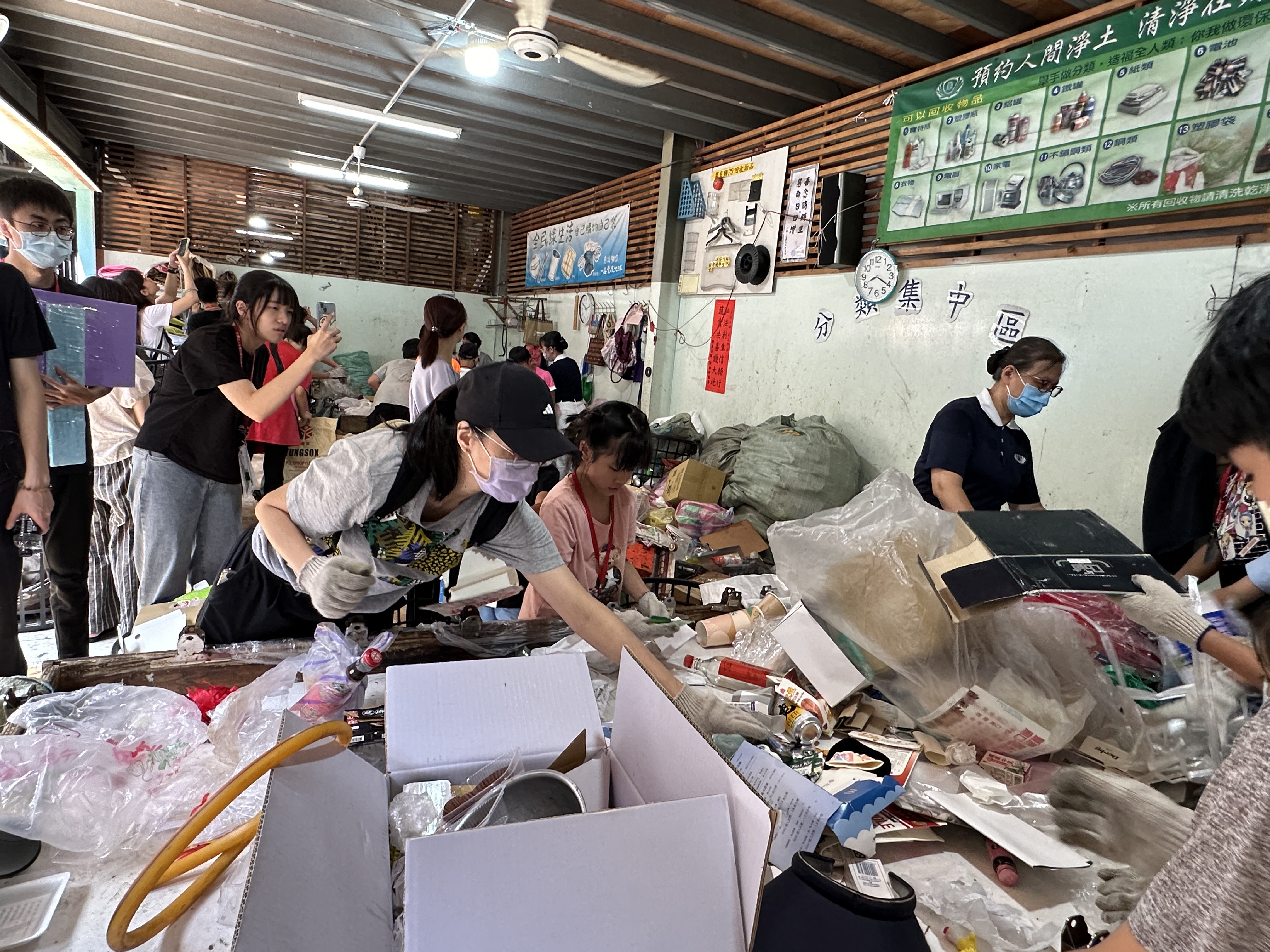 小小志工活動，家長也一起投入，協助孩子一起篩選可回收物。