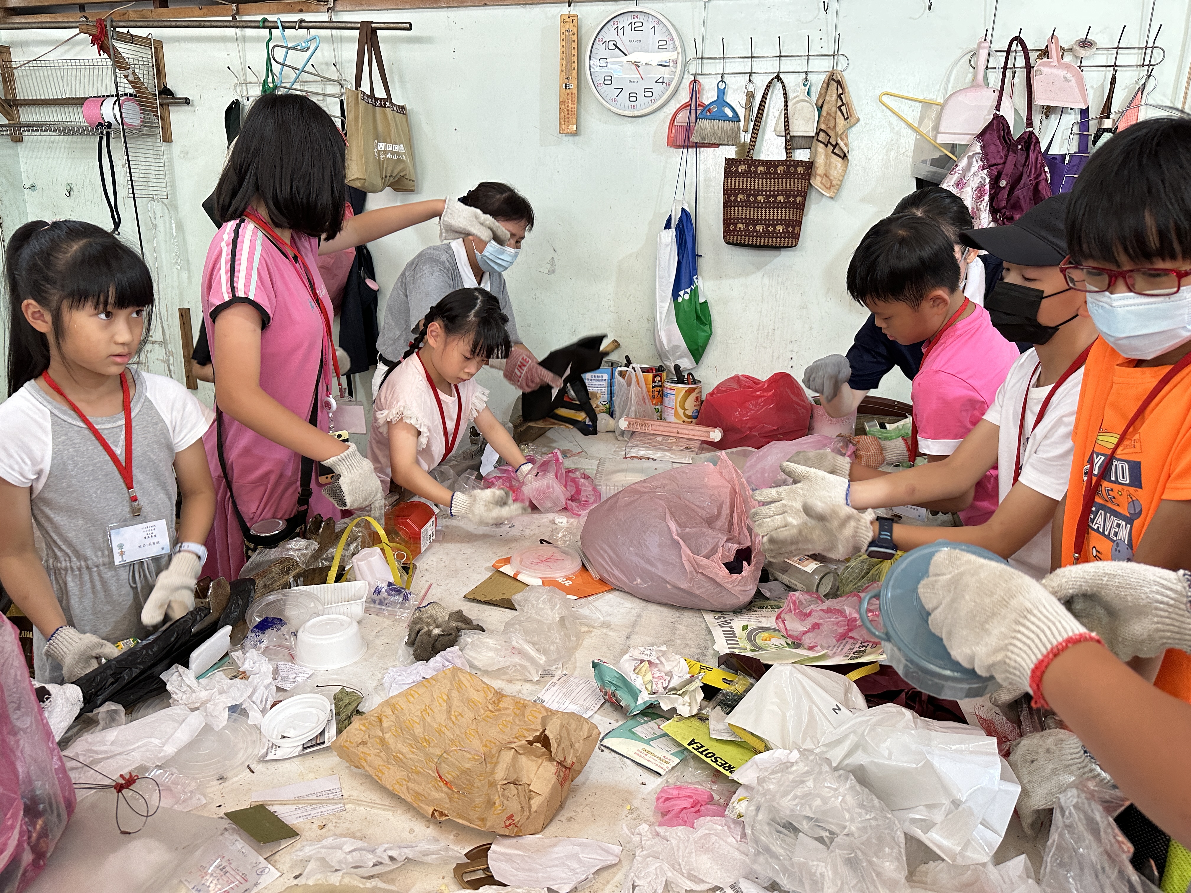 小小志工們學習分類回收