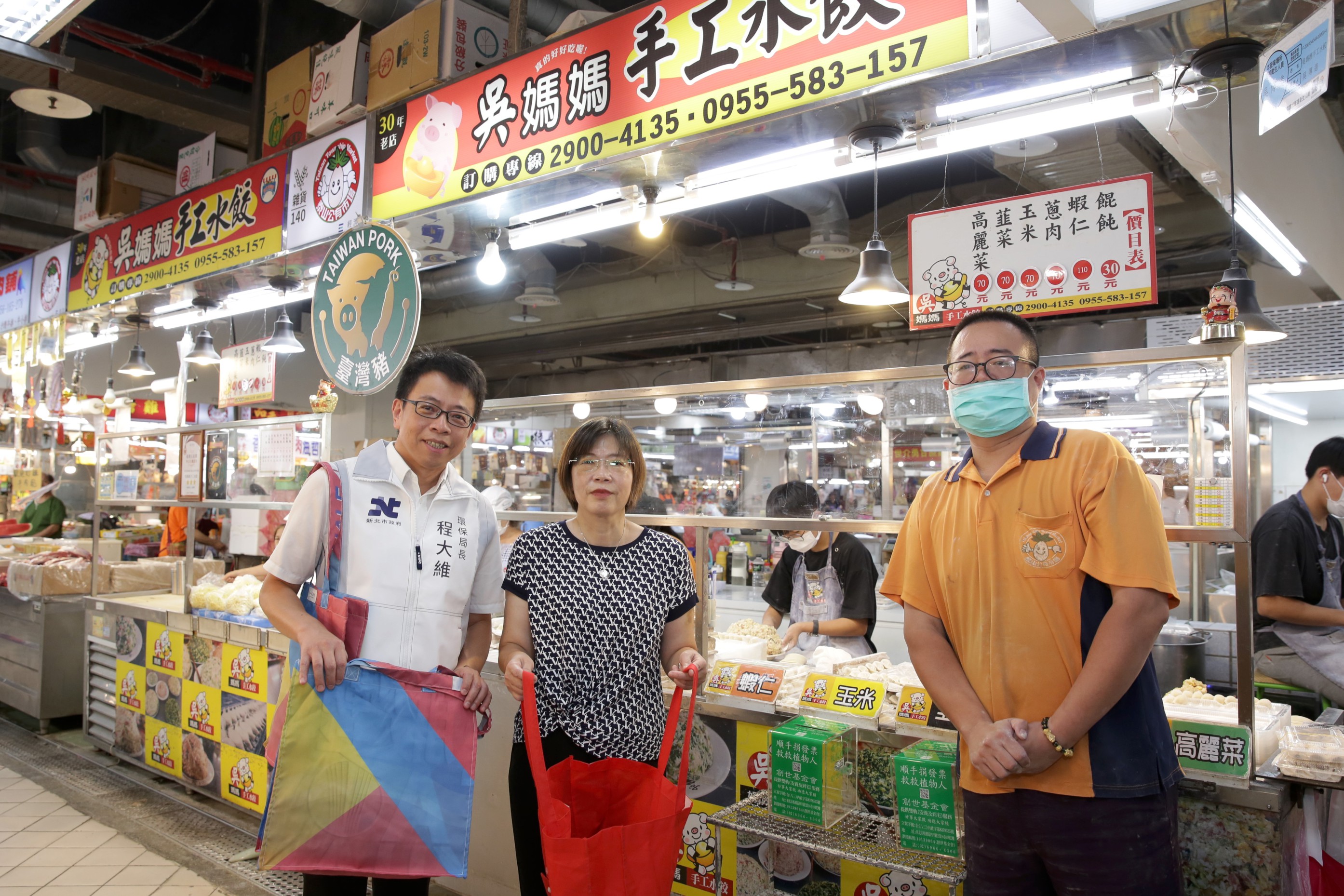 資源循環署長賴瑩瑩(中)與新北市環保局長程大維(左)自備環保購物袋進行採買
