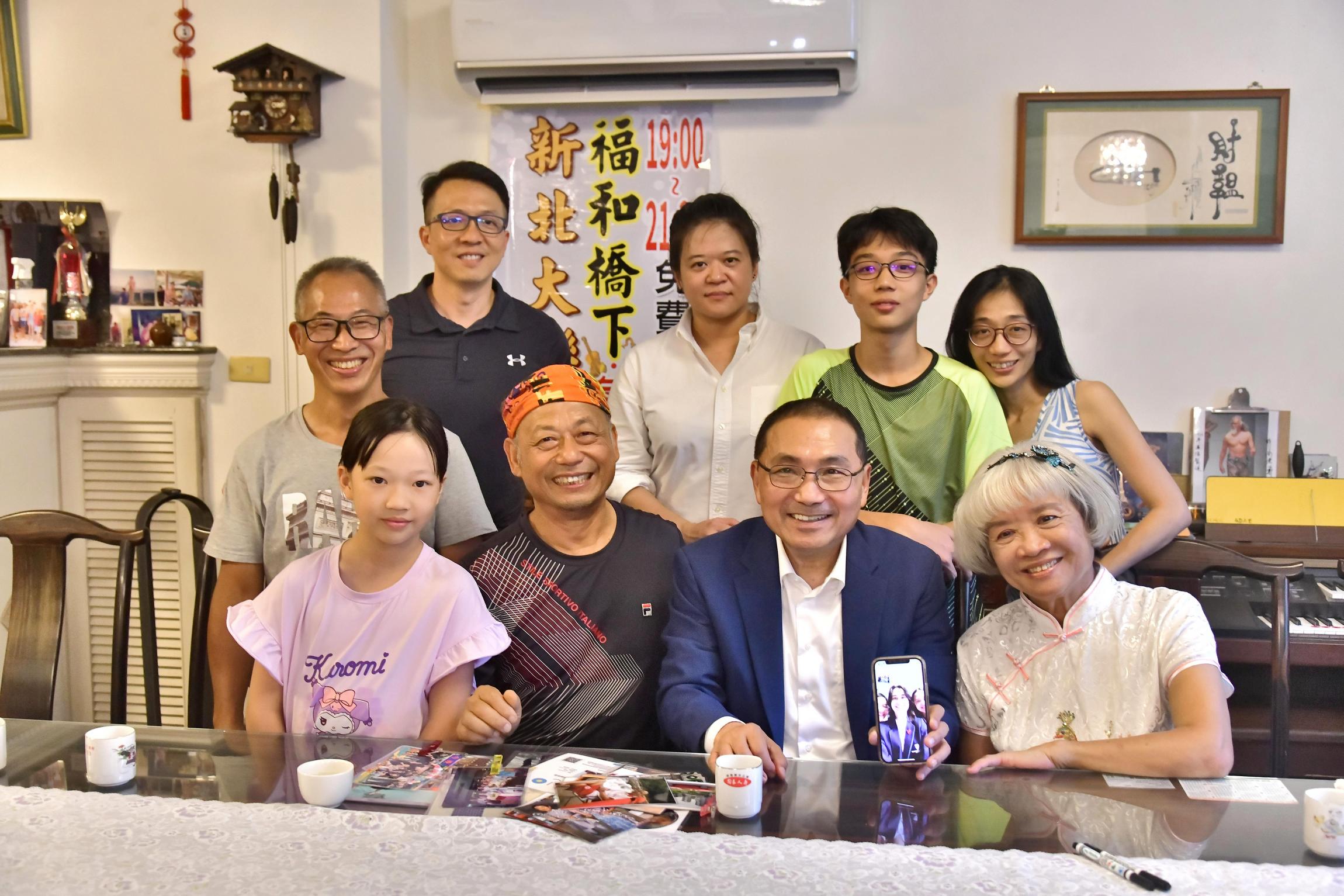 侯友宜與朱明義一家合照，遠在英國的孫女都入鏡。