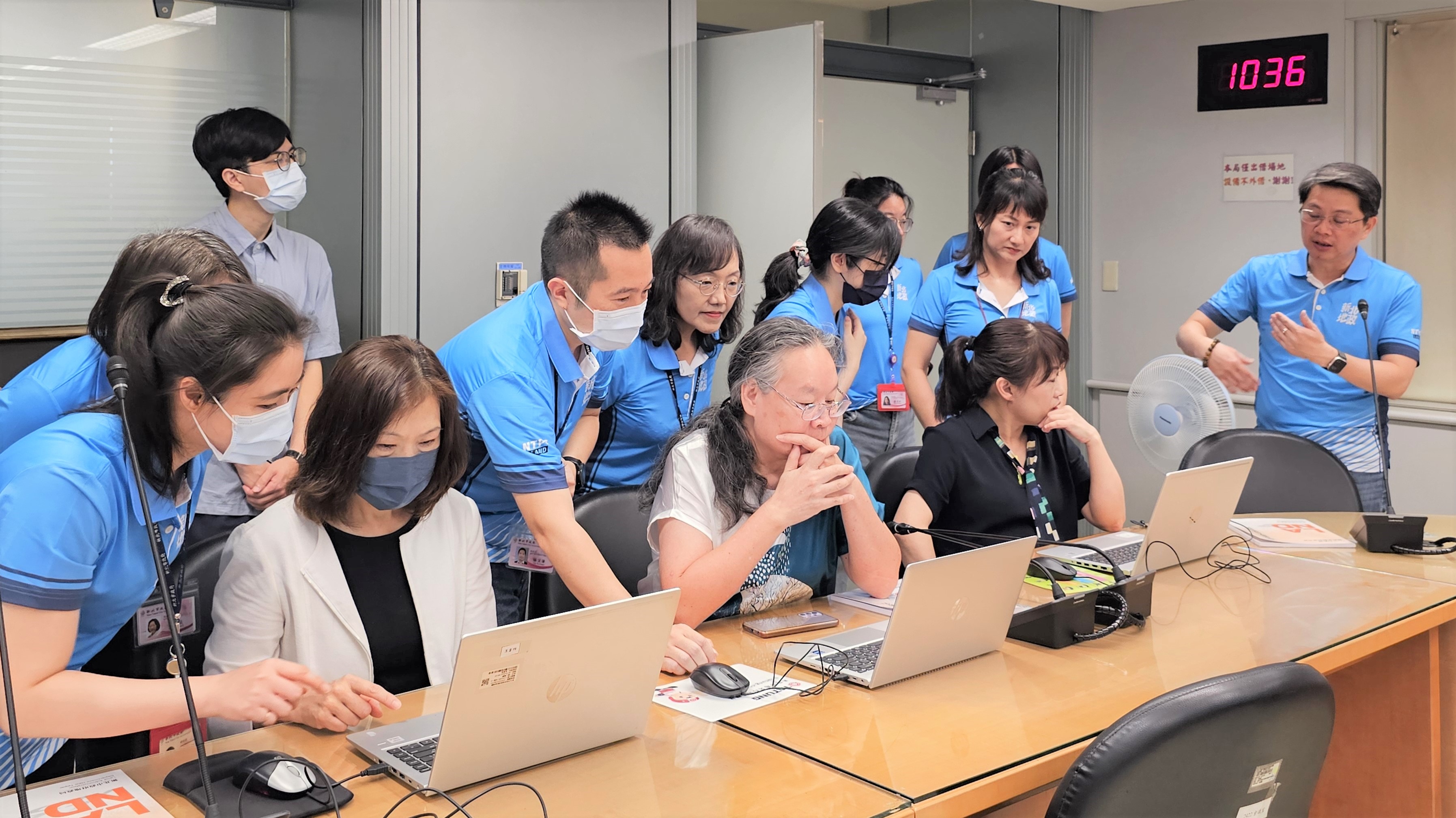 考評委員實地檢核，地政局同仁隨同說明。新北市地政局提供