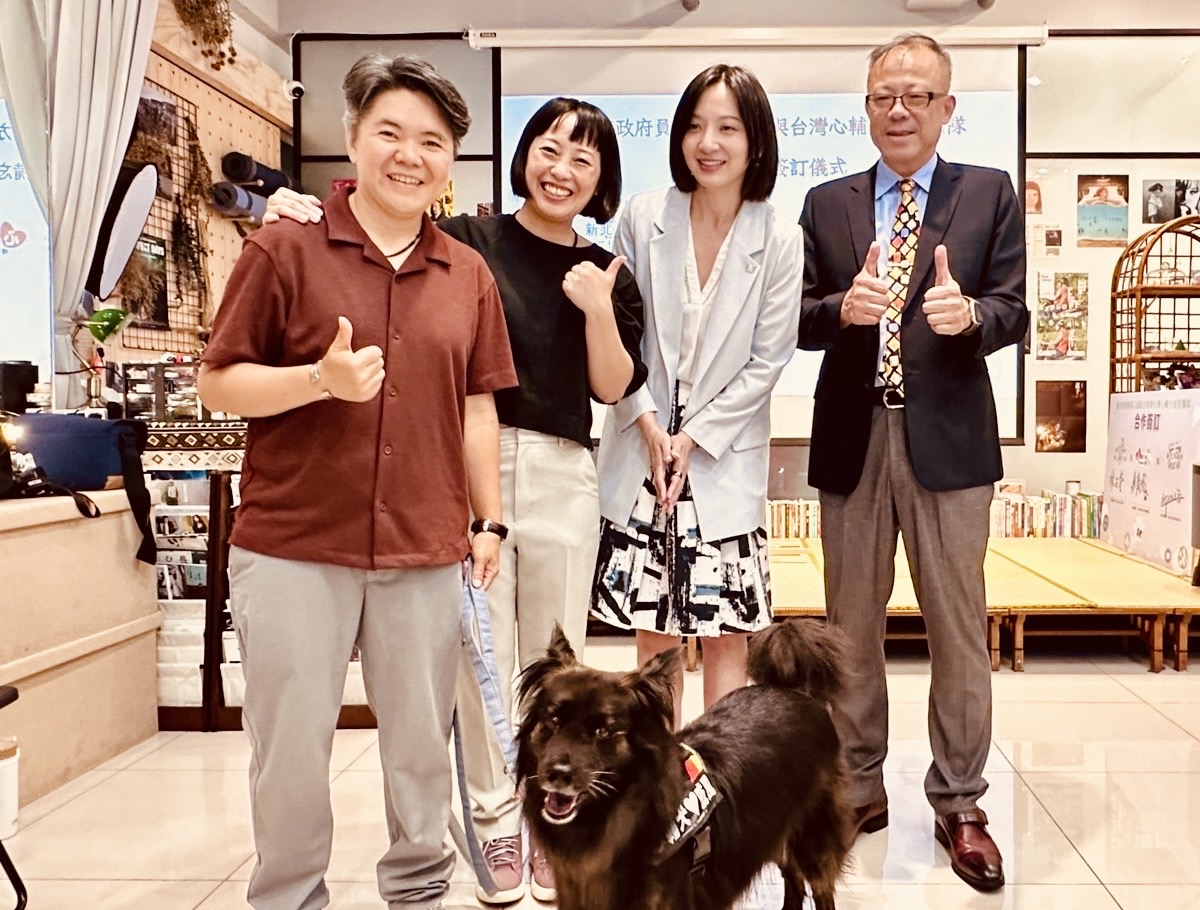 台灣心輔犬培育團隊創辦人陳奕君(左2)、鍾皓羽(左1)、青年局邱局長兆梅(右2)、人事處林處長正壹(右1)及心輔犬戚風