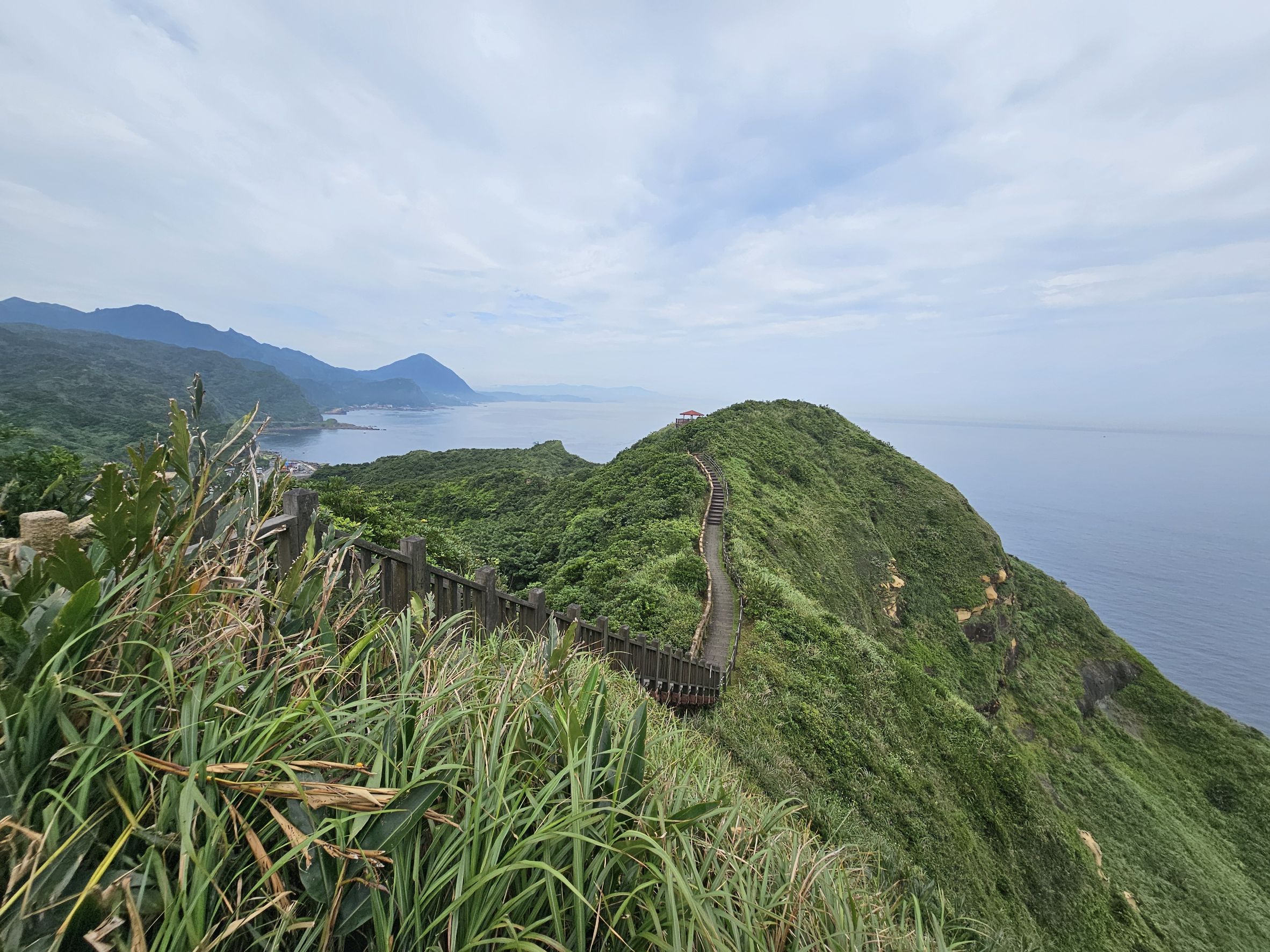 鼻頭步道最高處環抱山海美景