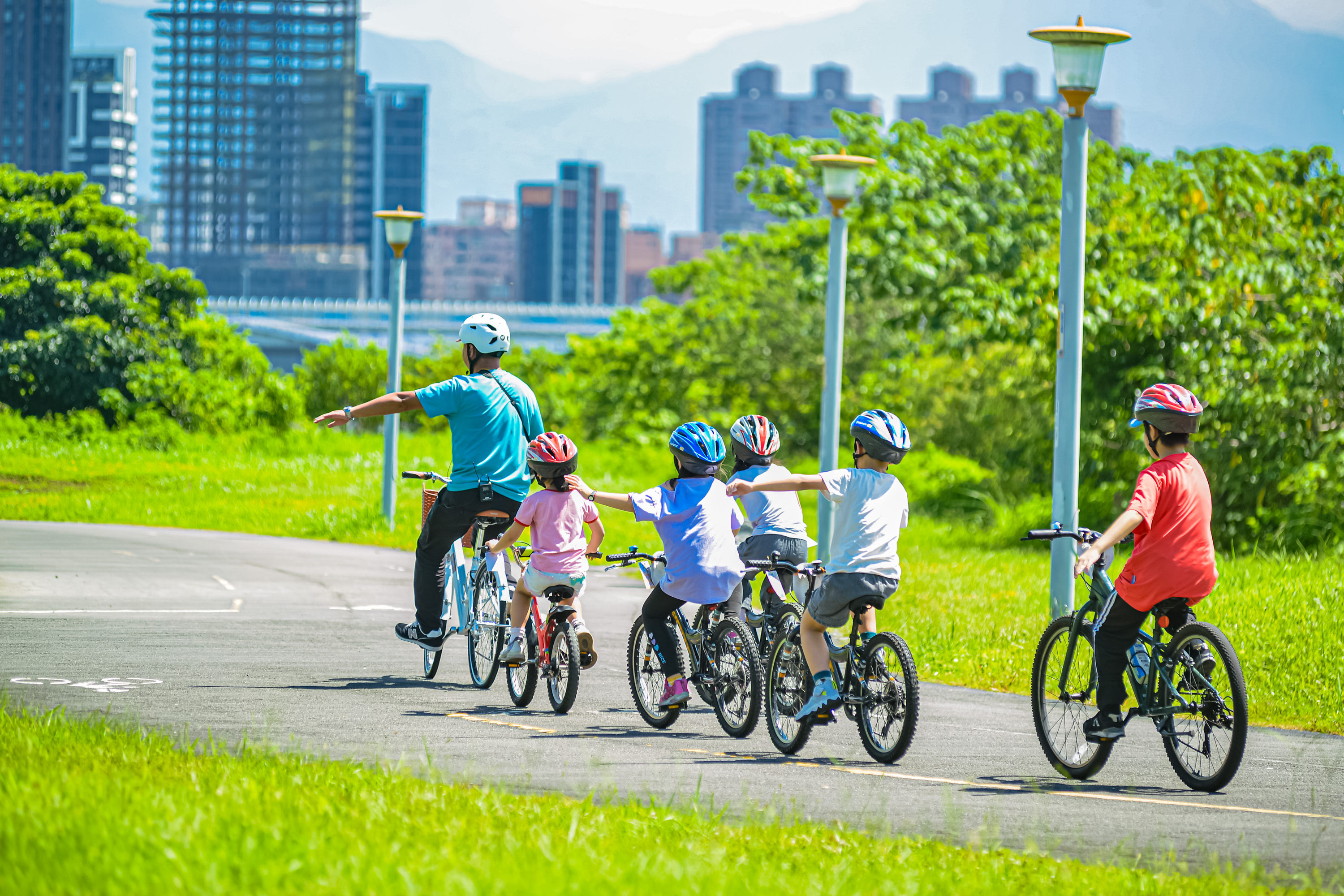 單車上路，每個人轉彎手勢都很標準
